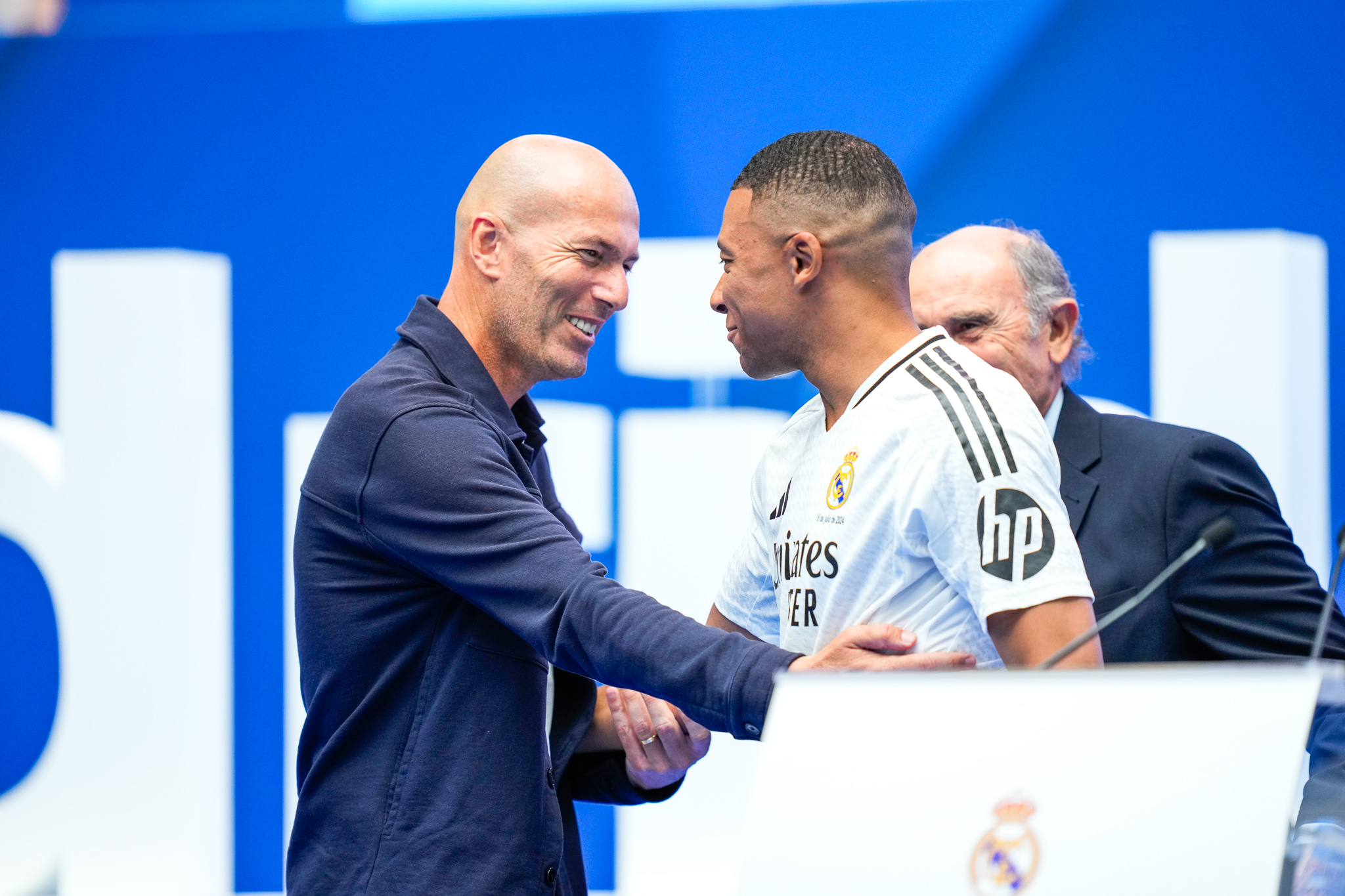 Zinédine Zidane saluant Kylian Mbappé lors de sa présentation au Real Madrid.