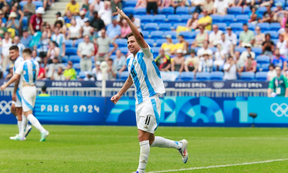 Le jeune milieu offensif argentin Claudio Echeverri lors d'un match des JO l'an dernier.
