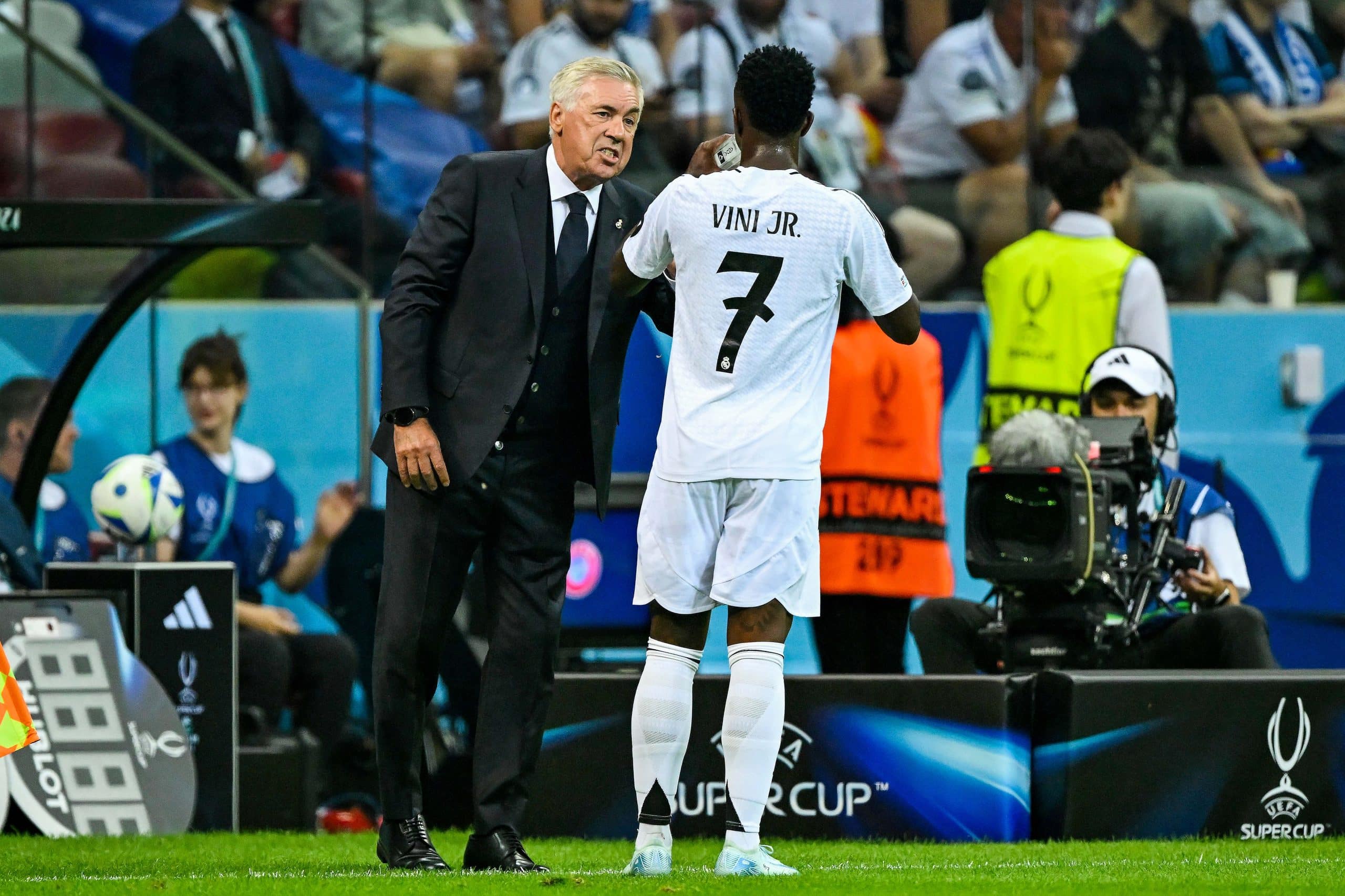 L'entraîneur du Real Madrid, Carlo Ancelotti, en discussion avec Vinicius Jr.