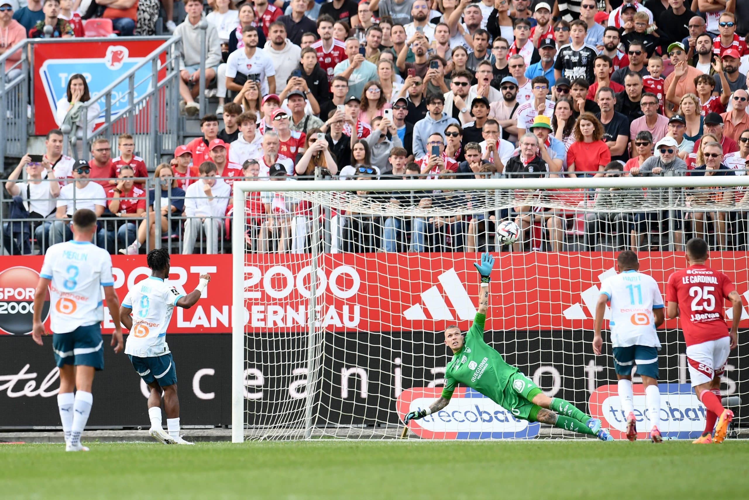 Marco Bizot lors du match aller entre Brest et l'OM