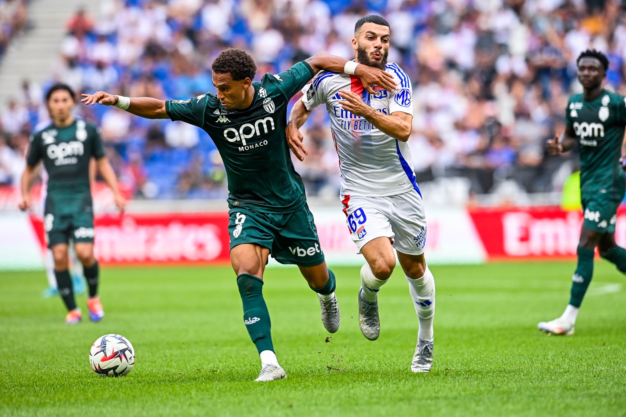 Georges Mikautadze au duel Thilo Kehrer lors du match aller entre l'OL et l'AS Monaco