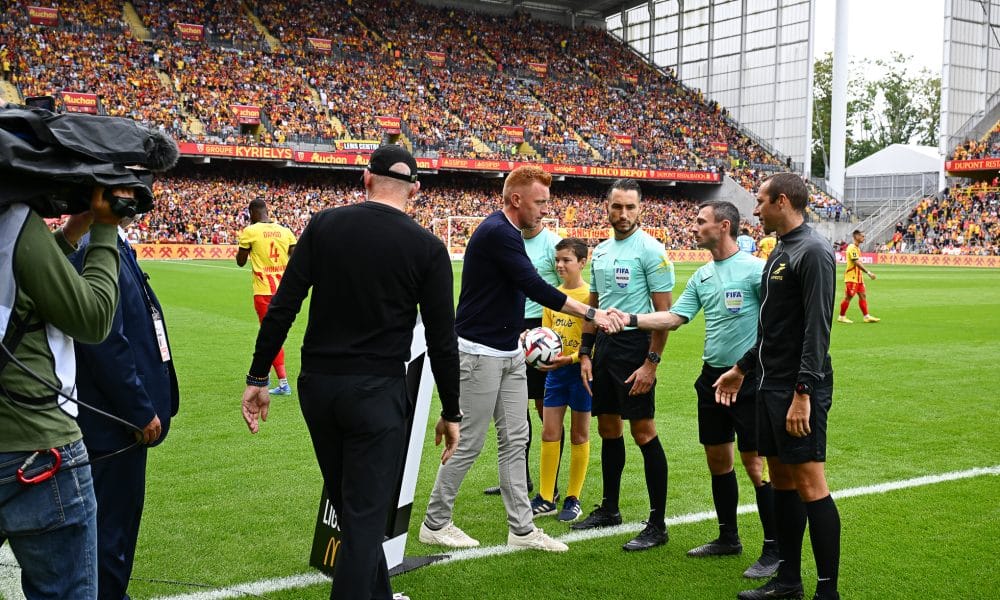 L'entraîneur du RC Lens, Will Still, saluant Jérémie Pignard et ses assistants avant un match à Bollaert.