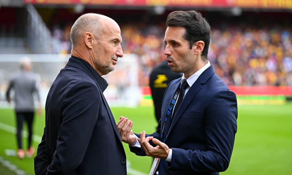 Pierre Dréossi et Diego Lopez, le board du RC Lens, en pleine discussion.