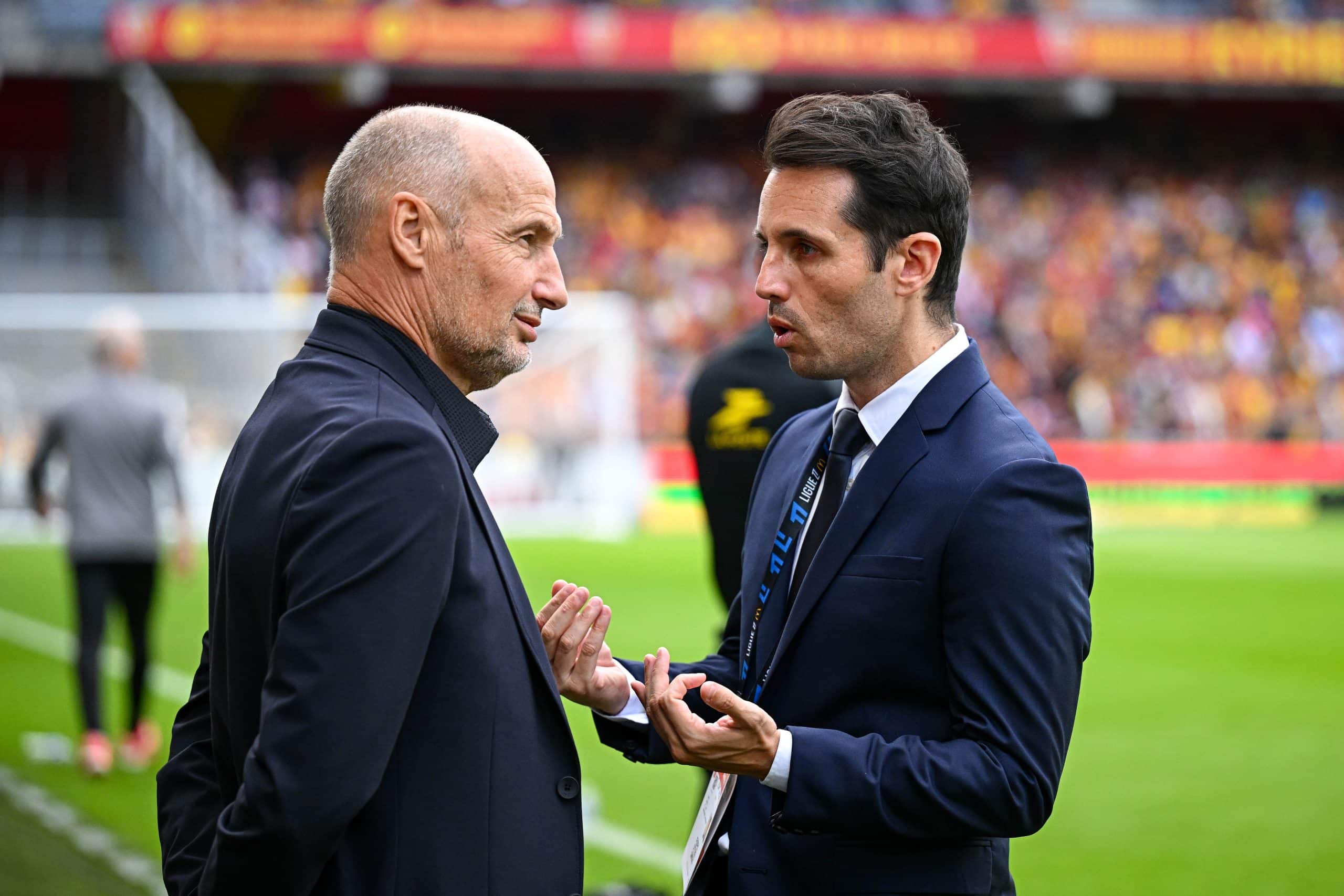 Pierre Dréossi et Diego Lopez, le board du RC Lens, en pleine discussion.