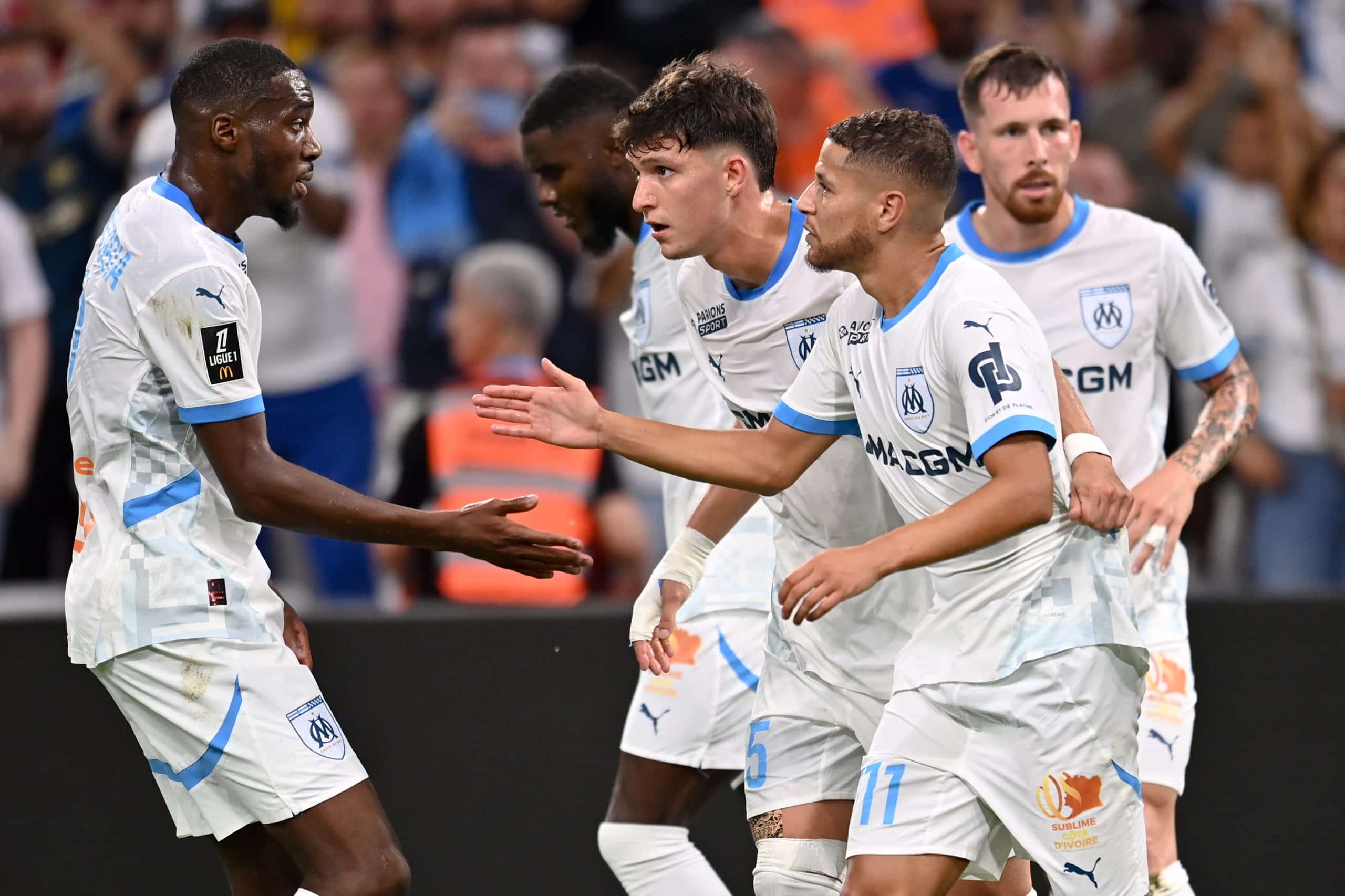 Geoffrey Kondogbia et Amine Harit aux côtés de leurs coéquipiers de l'OM