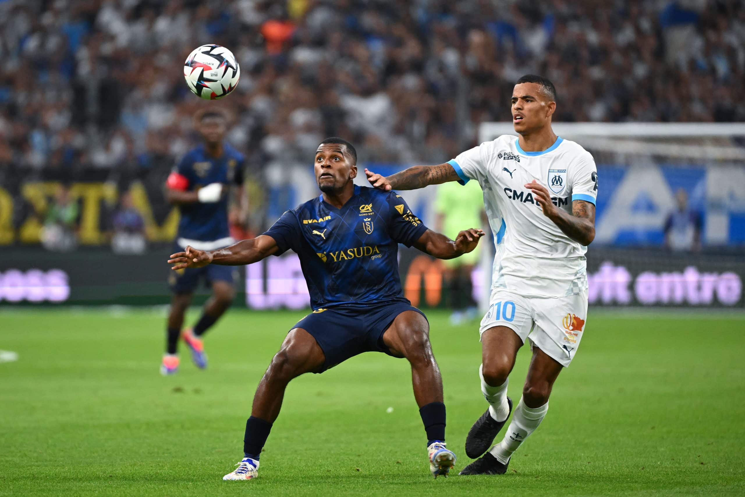 Mason Greenwood au duel avec Sergio Akieme lors du match aller entre l'OM et Reims