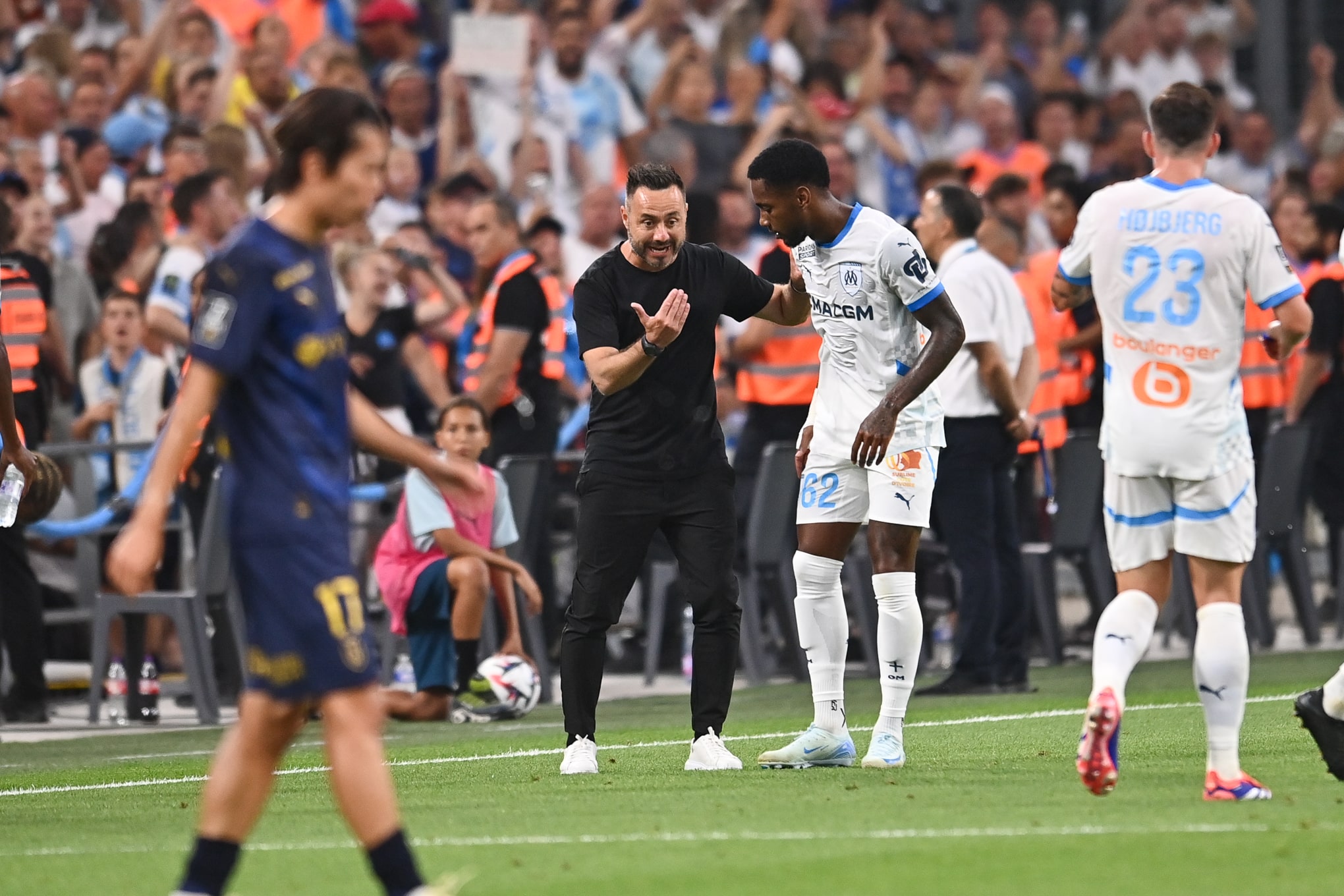 L'entraîneur de l'OM, Roberto De Zerbi, avec Michael Murillo.