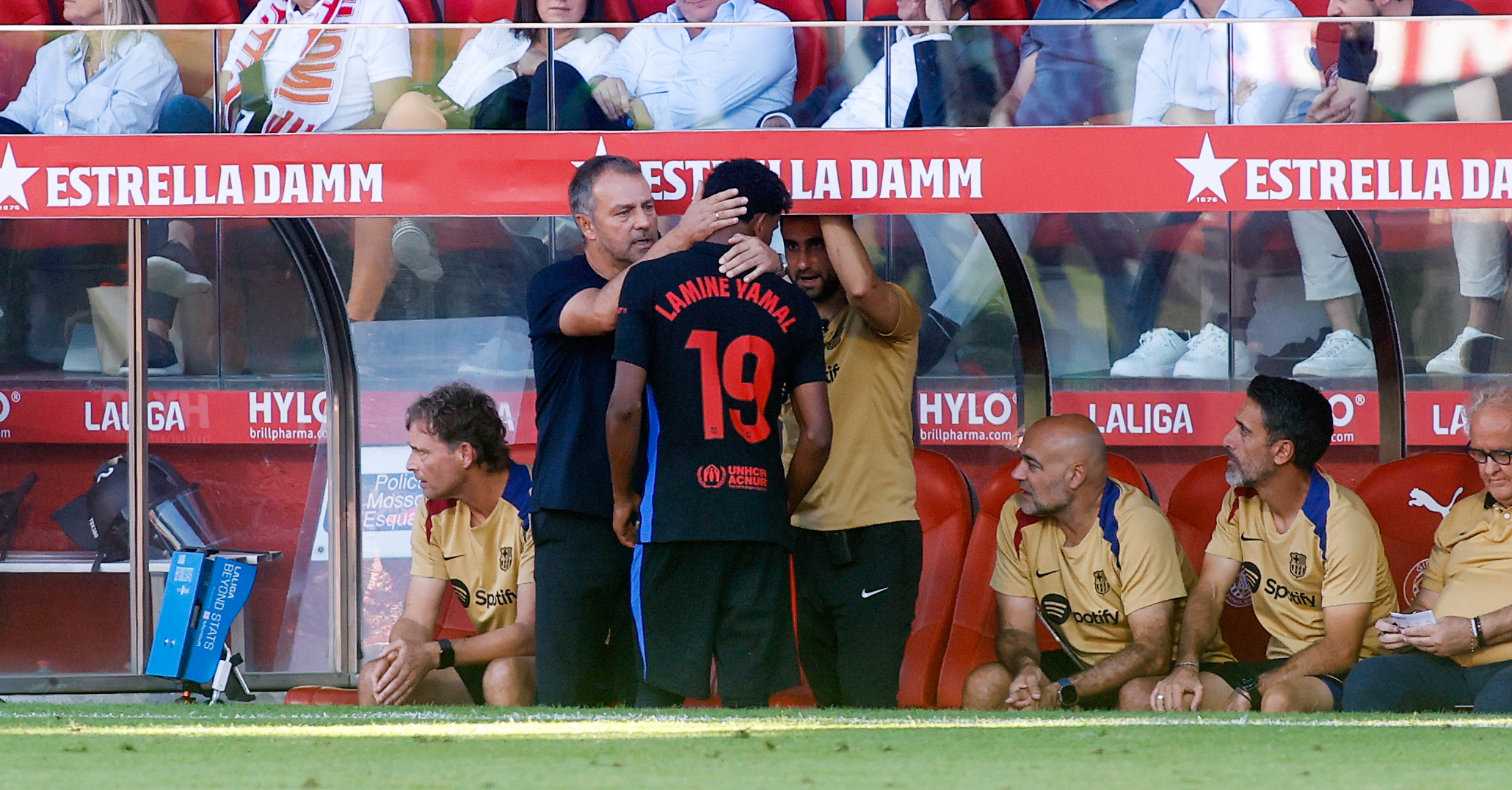 L'entraîneur du FC Barcelone, Hansi Flick, avec Lamine Yamal.