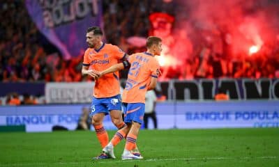 Pierre-Emile Hojbjerg et Valentin Rongier se congratulant lors de la victoire de l'OM à Toulouse.