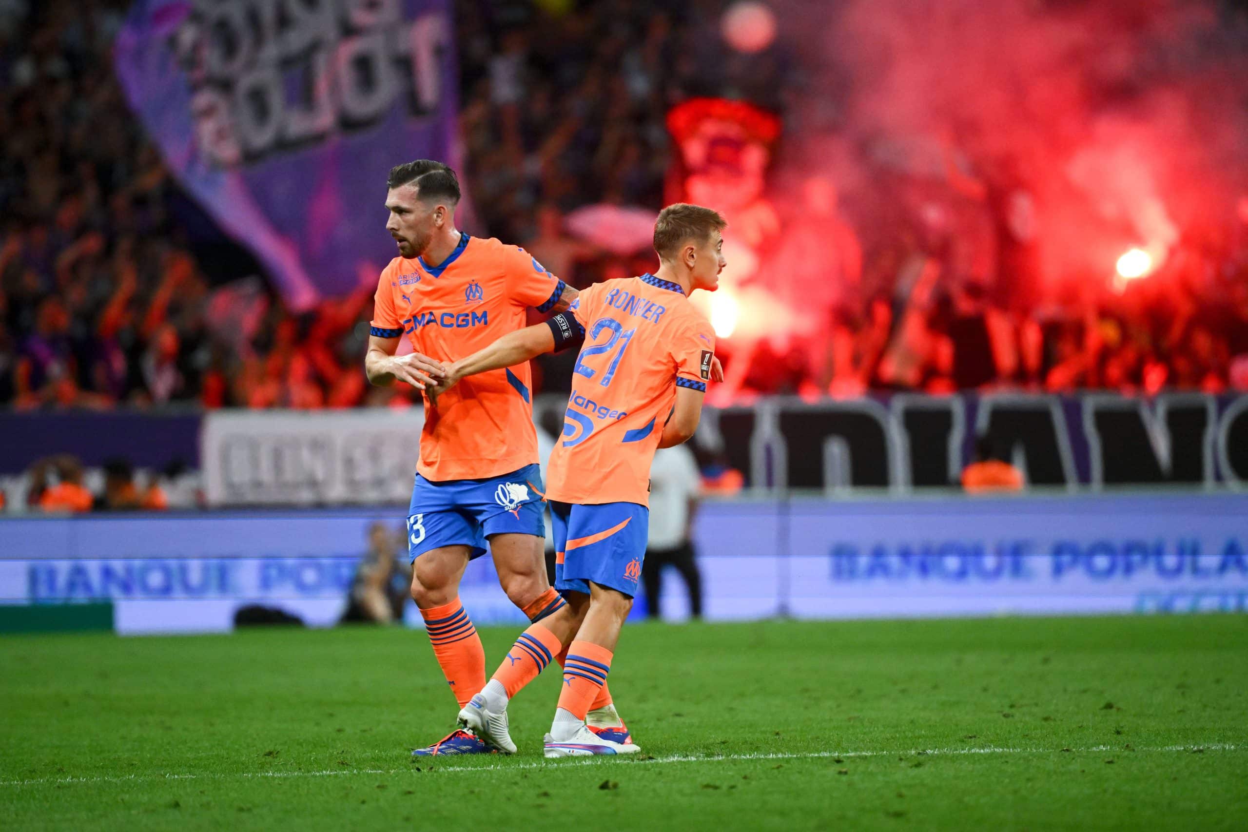 Pierre-Emile Hojbjerg et Valentin Rongier se congratulant lors de la victoire de l'OM à Toulouse.