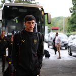 RC Lens Mercato : Khusanov pose avec son maillot de Manchester City