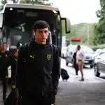 RC Lens Mercato : Khusanov pose avec son maillot de Manchester City