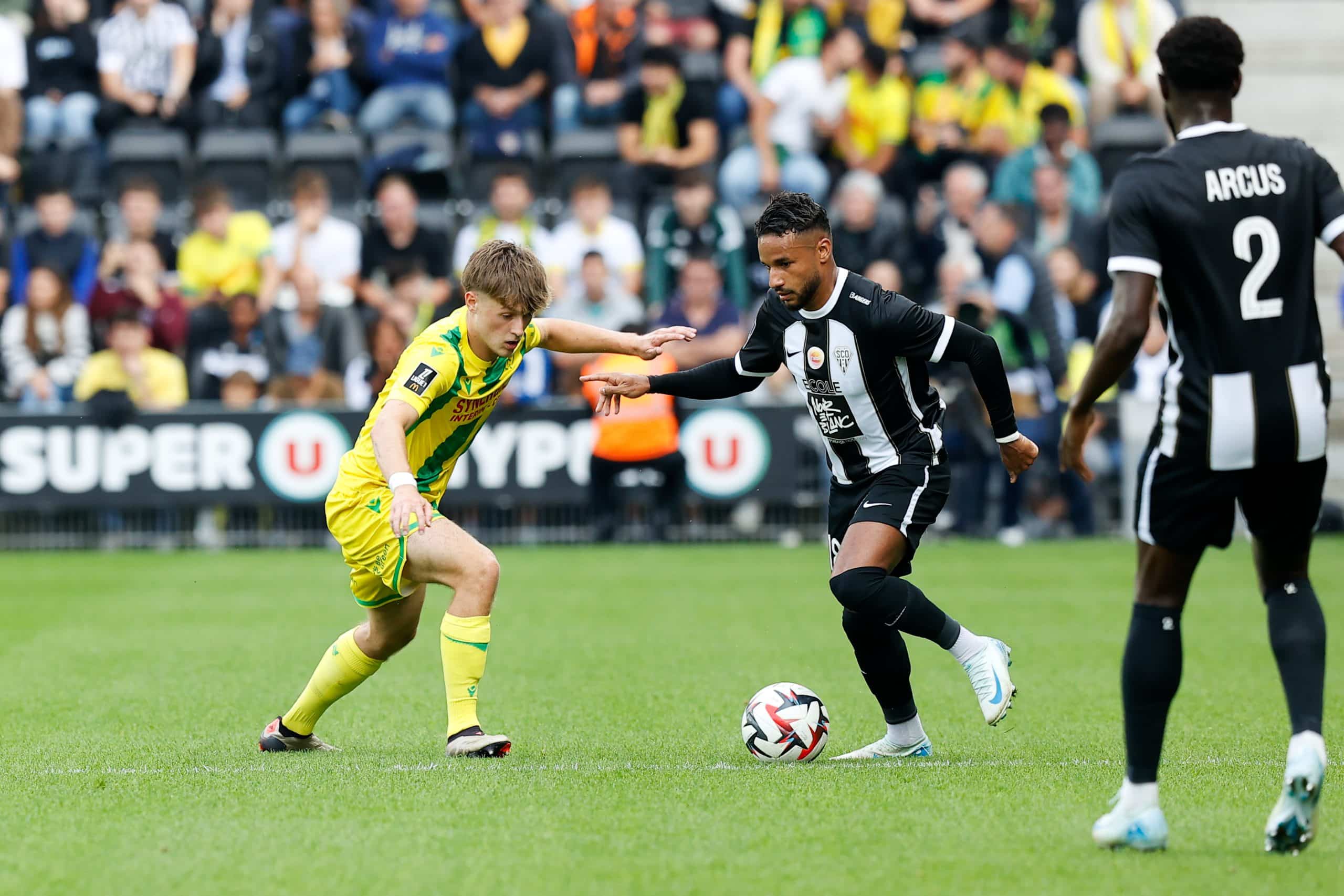 Lepenant face à Allevinah lors du match Angers-Nantes.