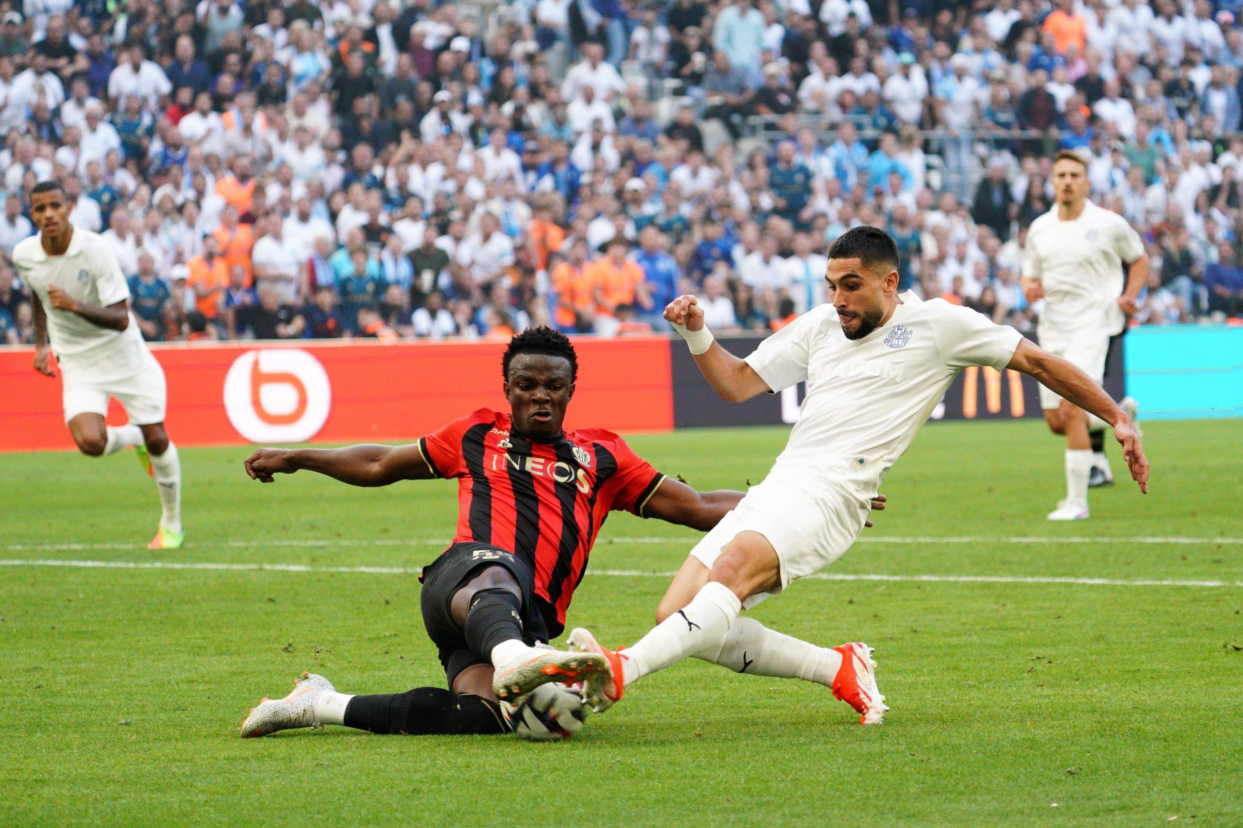 Neal Maupay au duel avec Youssouf Ndayishimiye lors de OM-Nice en septembre 2024.