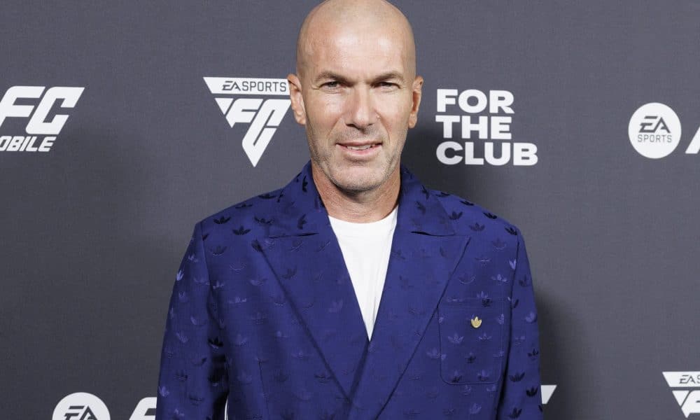 Zinedine Zidane pose pour un gala à l'occasion de la sortie de FIFA