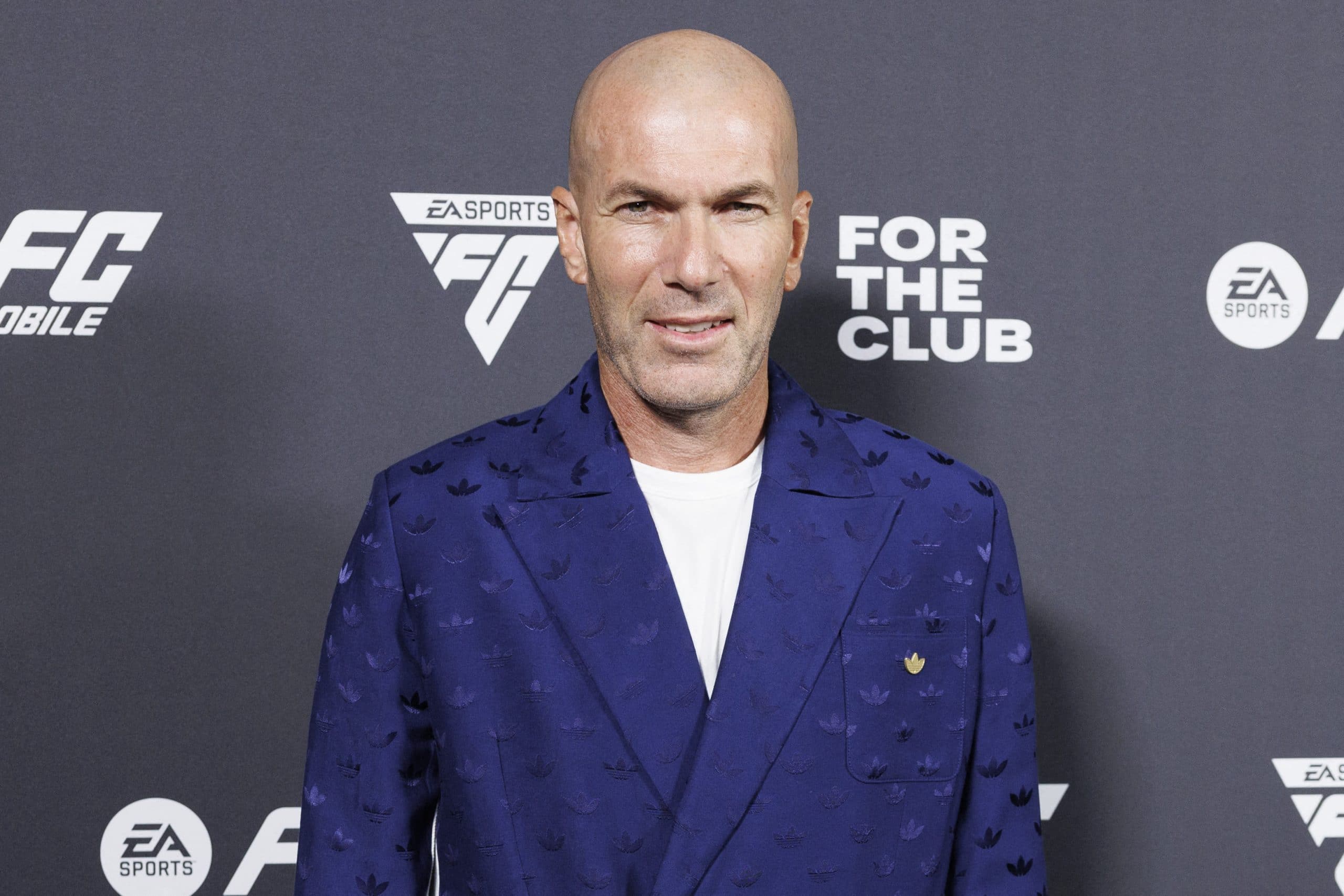 Zinedine Zidane pose pour un gala à l'occasion de la sortie de FIFA