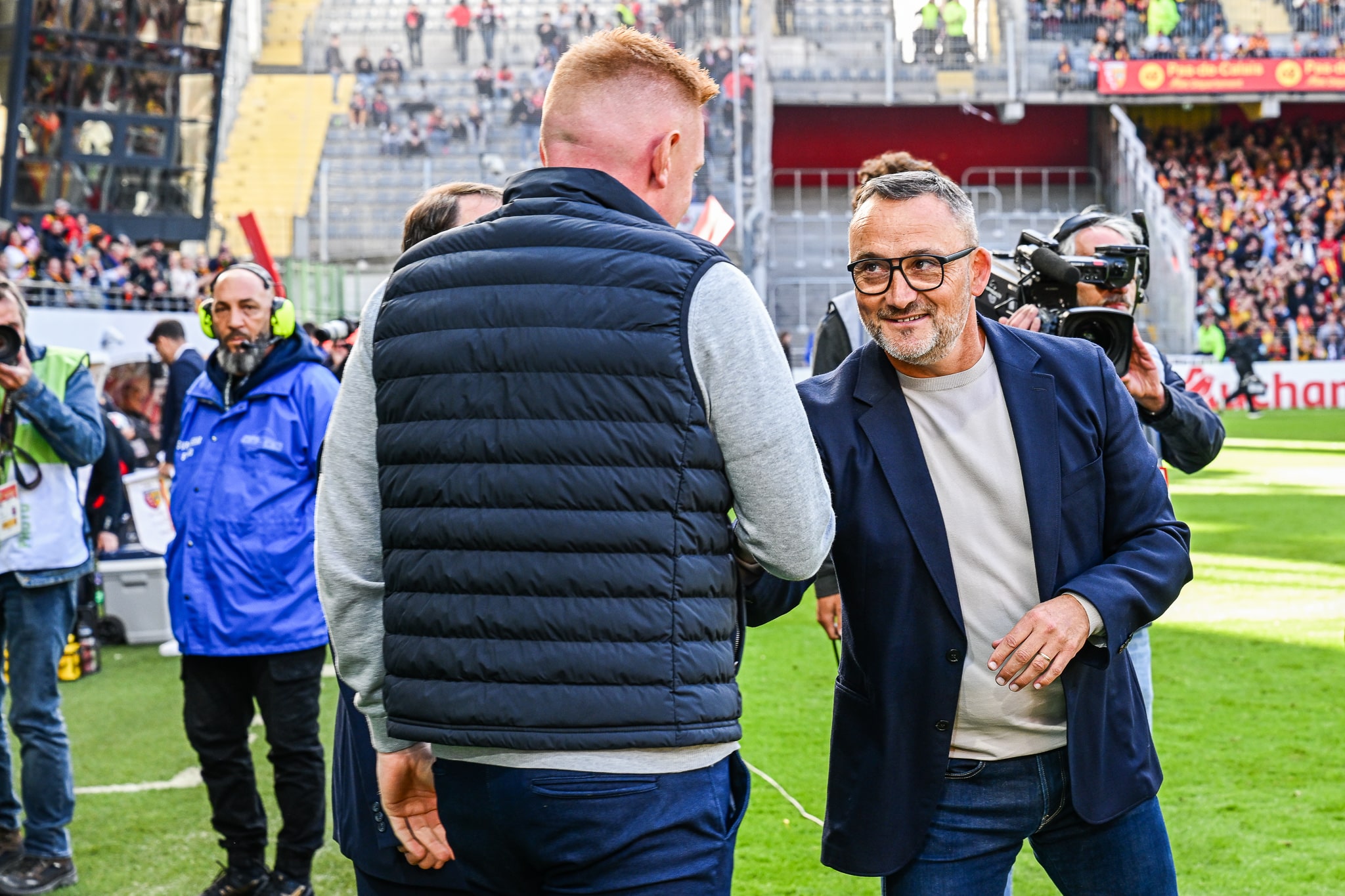 L'entraîneur de l'OGC Nice, Franck Haise, saluant son homologue du RC Lens, Will Still.