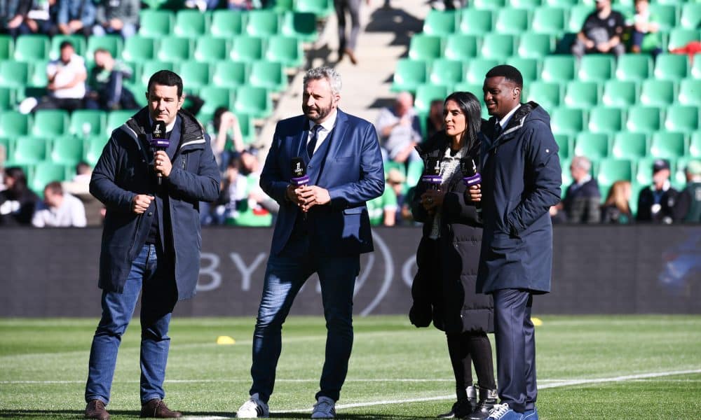 Patrick Guillou au milieu des journalistes de beIN, lors d'un match à Saint-Etienne.