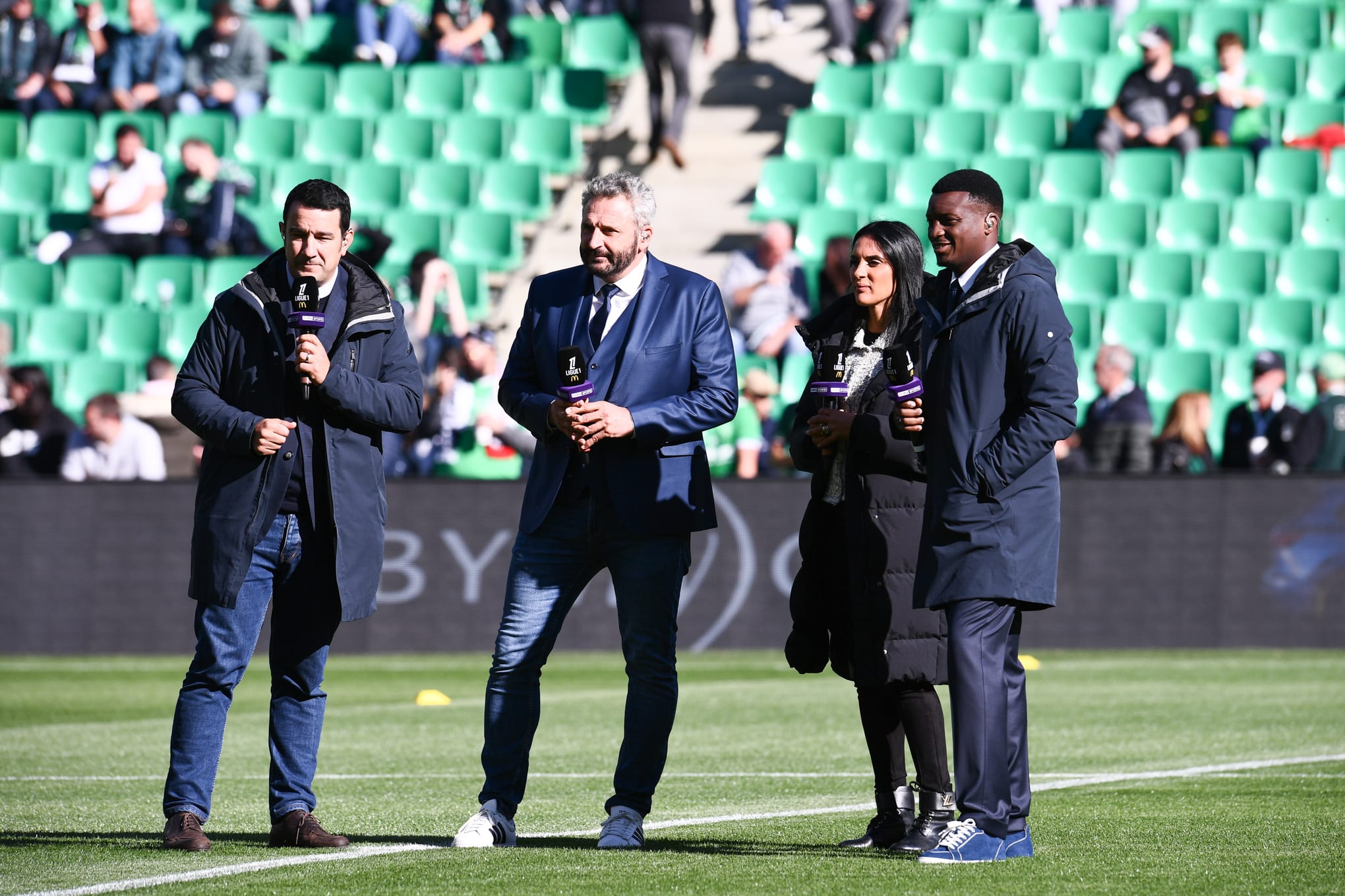 Patrick Guillou au milieu des journalistes de beIN, lors d'un match à Saint-Etienne.
