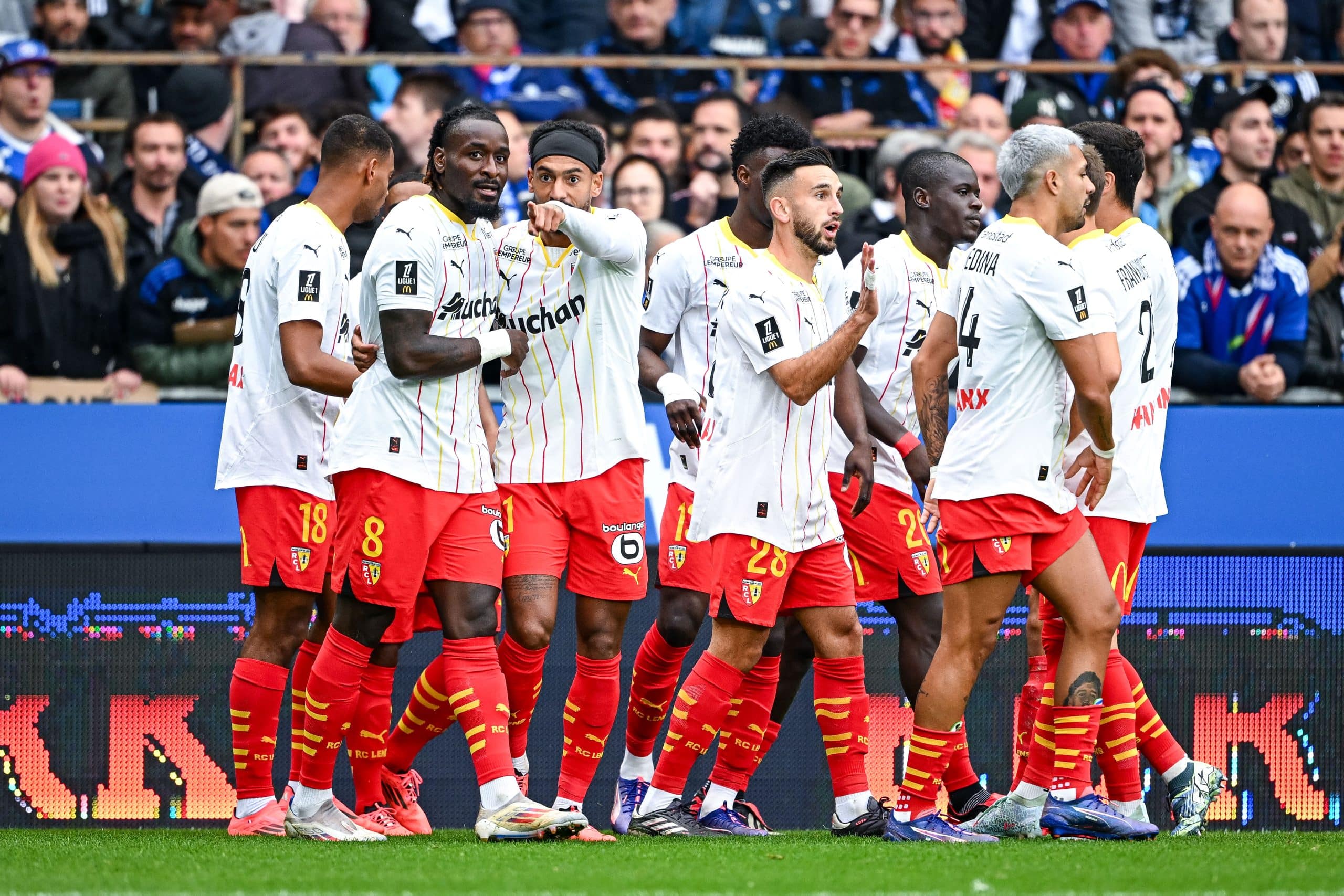 M'Bala Nzola aux côtés de ses coéquipiers du RC Lens
