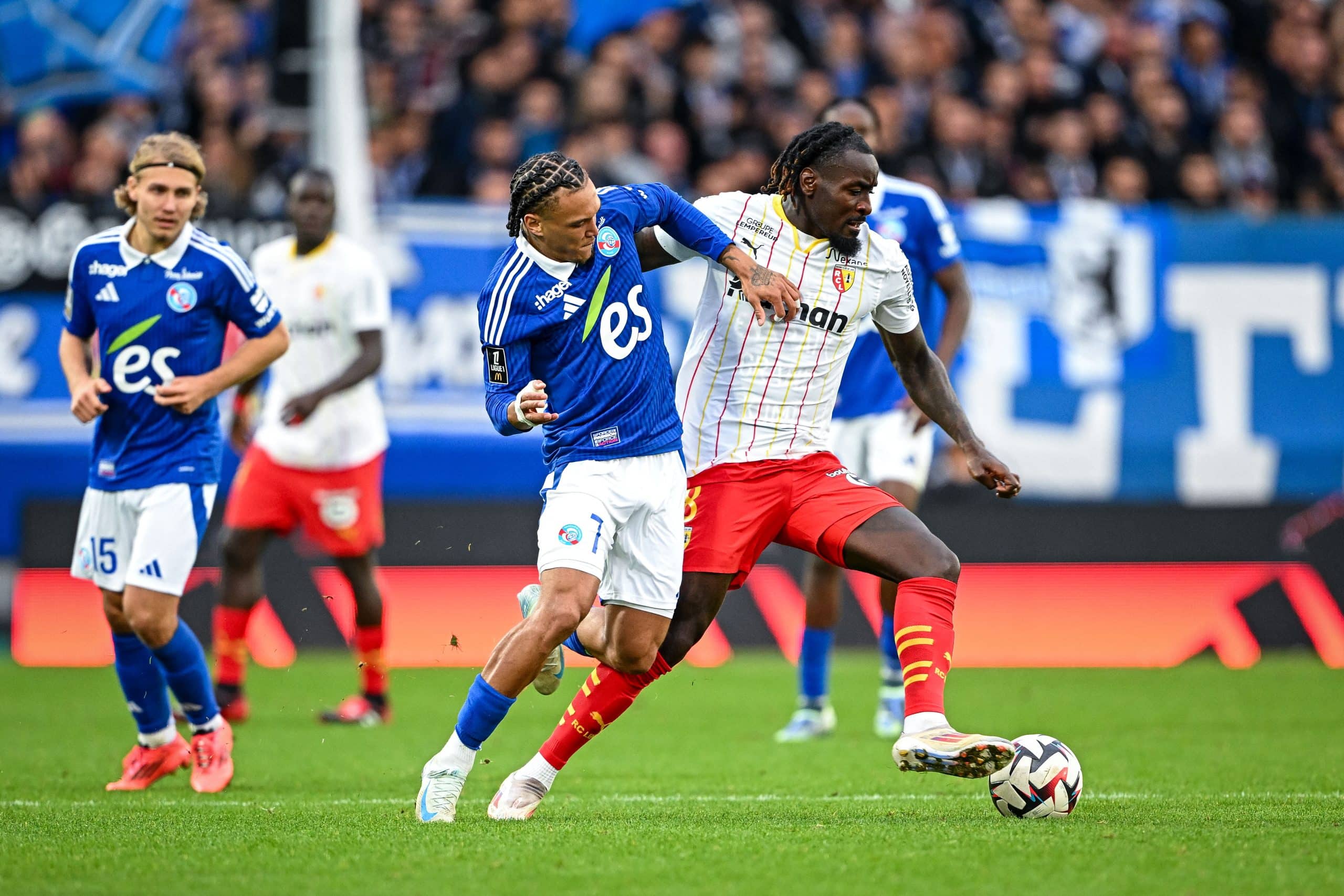 On avait déjà assisté à une manche aller disputée à la Meinau entre le RC Strasbourg et le RC Lens.