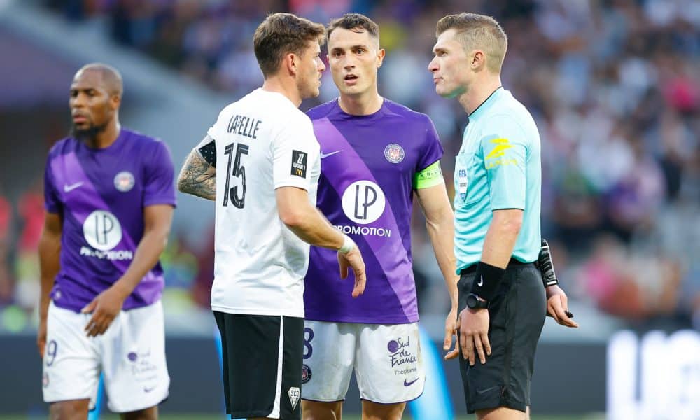 L'arbitre Willy Delajod lors du match Toulouse-Angers en début de saison.