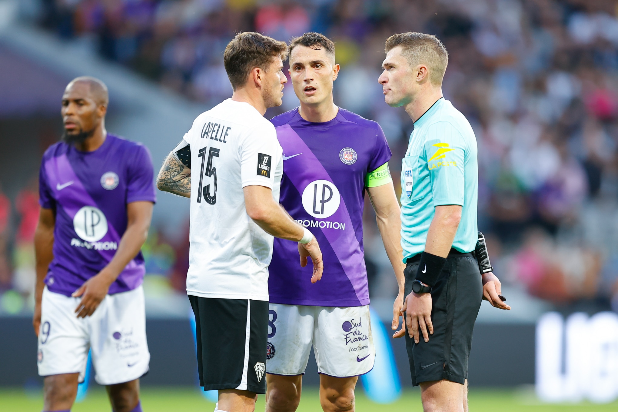 L'arbitre Willy Delajod lors du match Toulouse-Angers en début de saison.