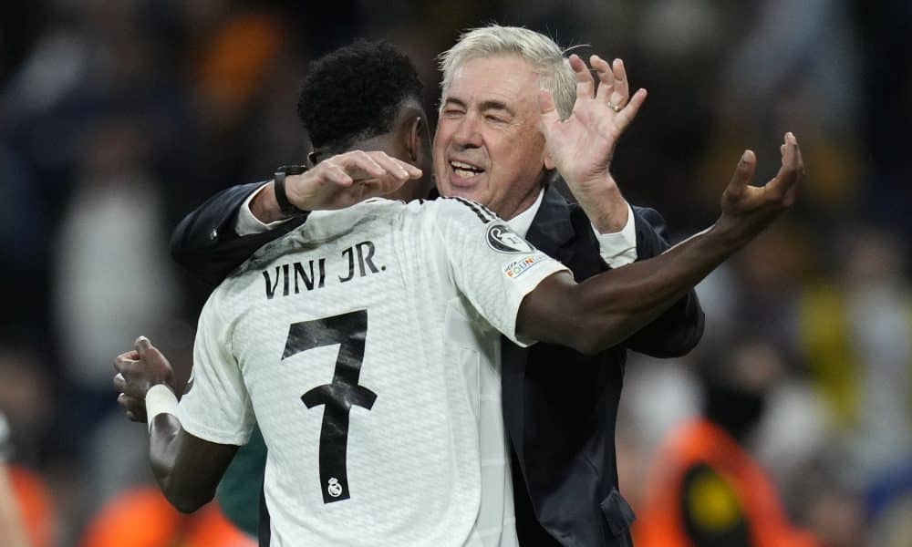 L'entraîneur du Real Madrid, Carlo Ancelotti, et son ailier brésilien Vinicius Jr.