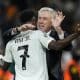 L'entraîneur du Real Madrid, Carlo Ancelotti, et son ailier brésilien Vinicius Jr.