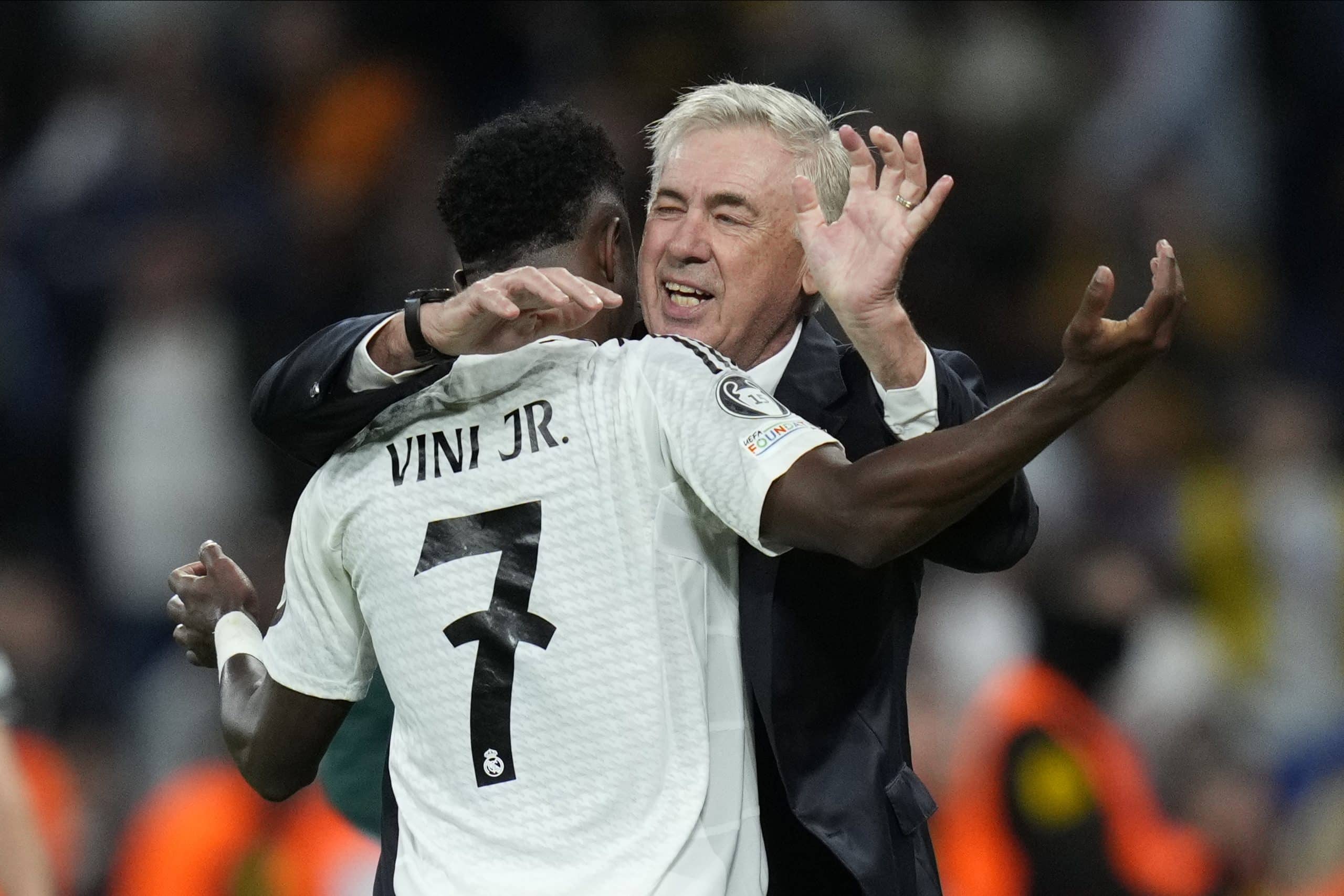 L'entraîneur du Real Madrid, Carlo Ancelotti, et son ailier brésilien Vinicius Jr.