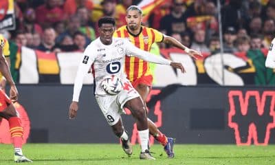 Jonathan David au duel avec Facundo Medina lors du match aller entre le RC Lens et le LOSC