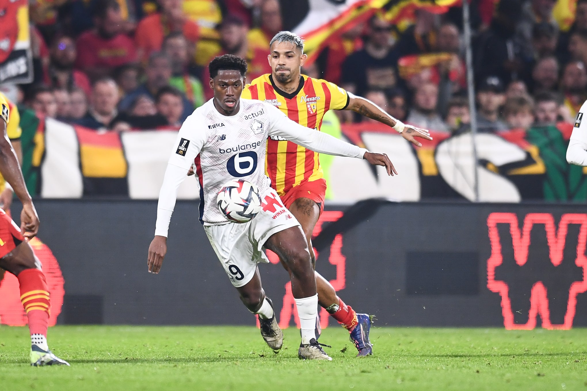 Jonathan David au duel avec Facundo Medina lors du match aller entre le RC Lens et le LOSC