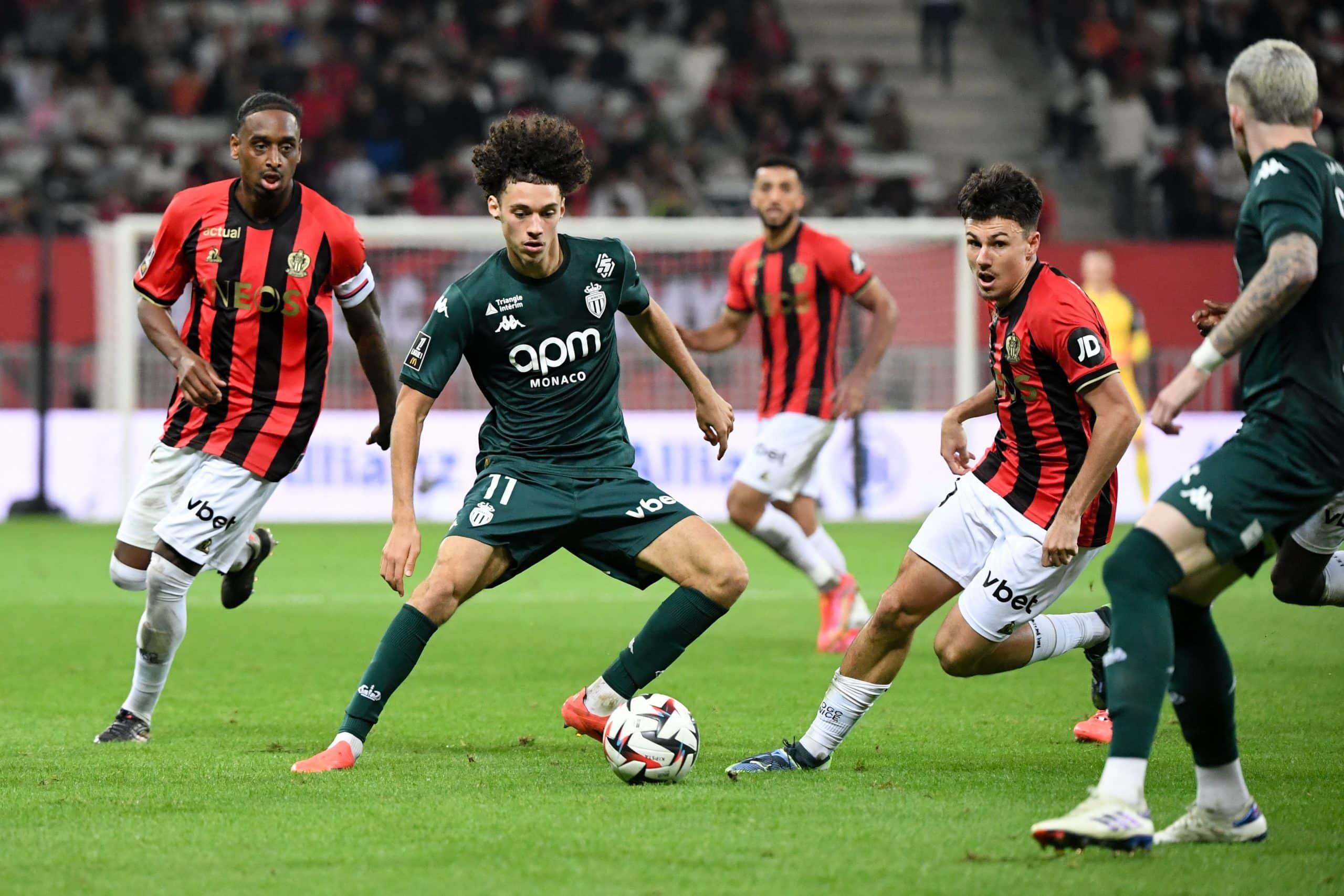 Maghnes Akliouche lors du match aller entre l'OGC Nice et l'AS Monaco