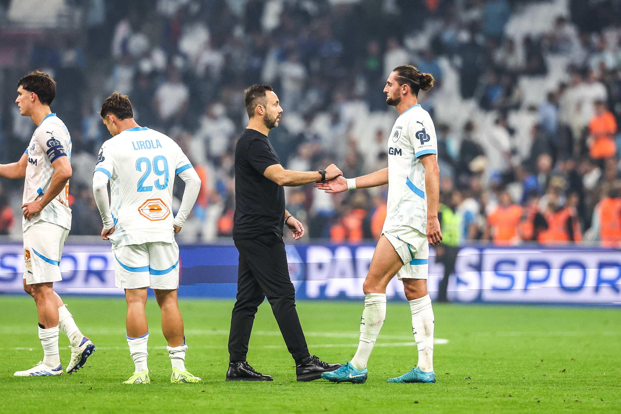 L'entraîneur de l'OM, Roberto De Zerbi, saluant Adrien Rabiot après un match la saison dernière.