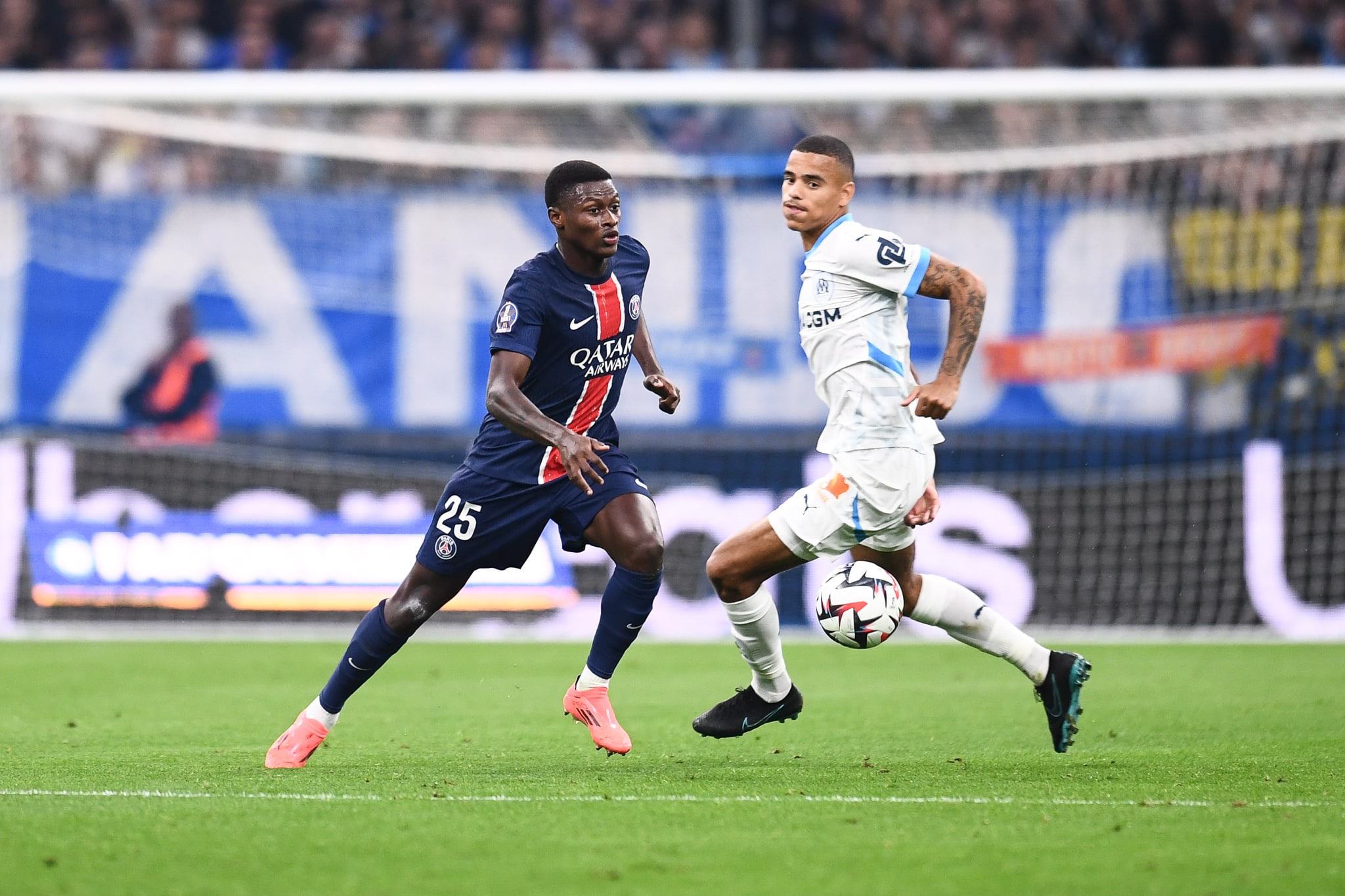 Nuno Mendes et Mason Greenwood lors du match aller entre le PSG et l'OM