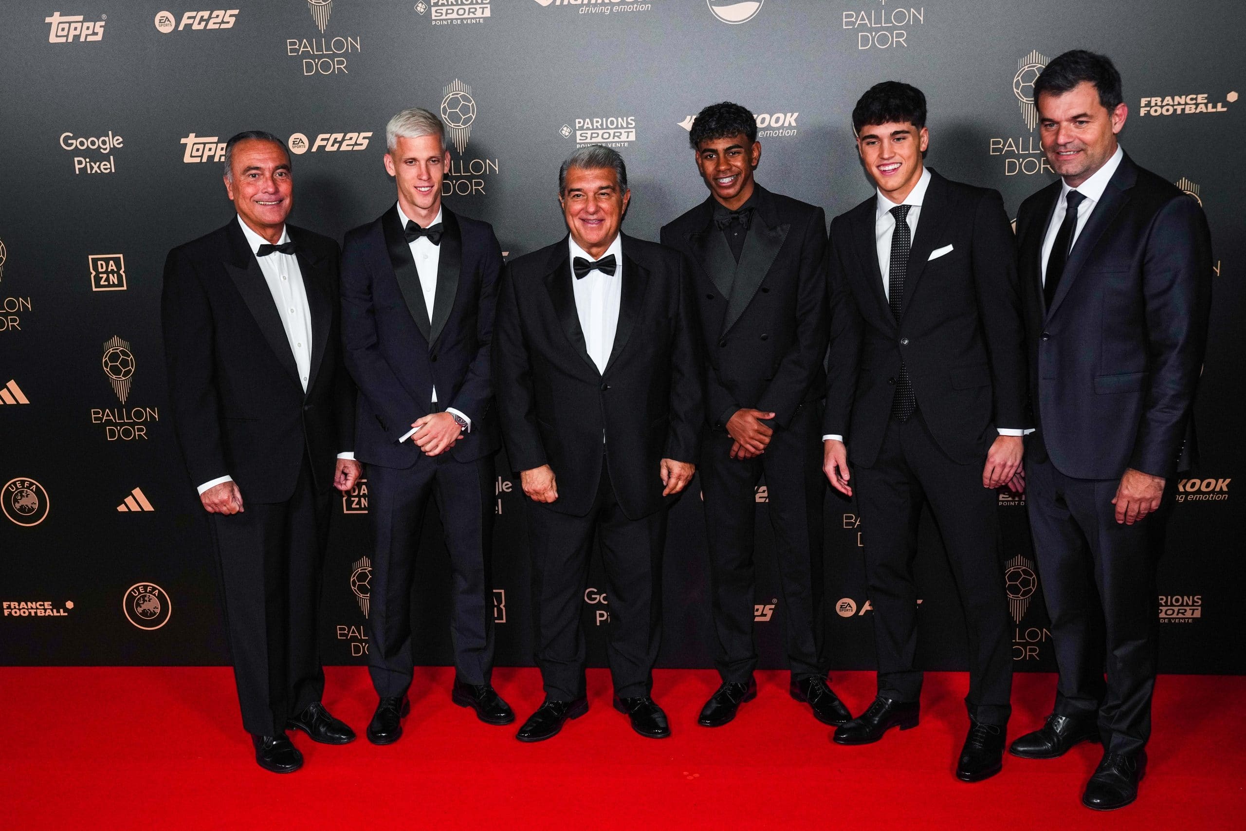 Dani Olmo (2e à partir de la gauche) et Joan Laporta (au centre) lors de la soirée de remise du Ballon d'Or de France Football.