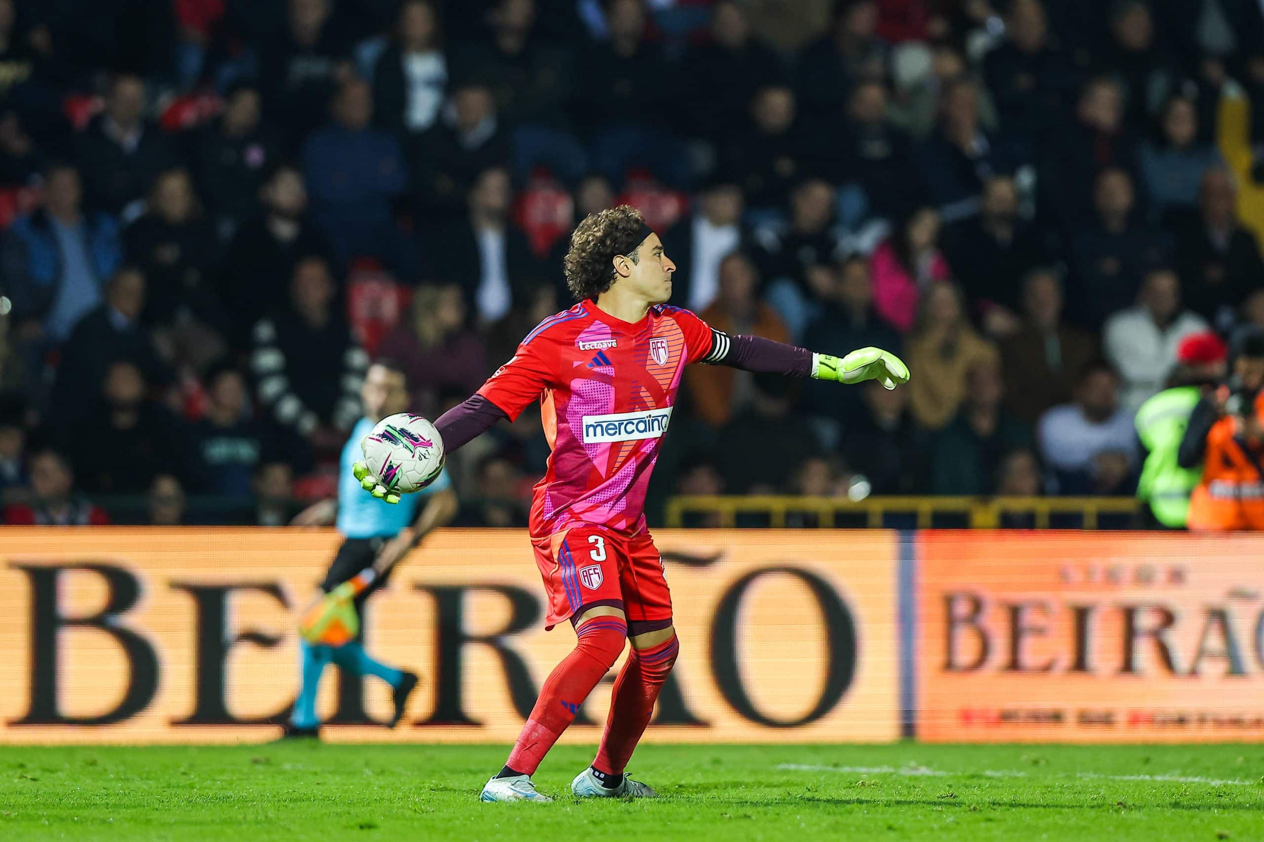 Le gardien Guillermo Ochoa lors d'un match d'AVS contre le FC Porto.