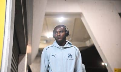 Lilian Brassier avec le survêtement de l'OM et un casque audio sur les oreilles.