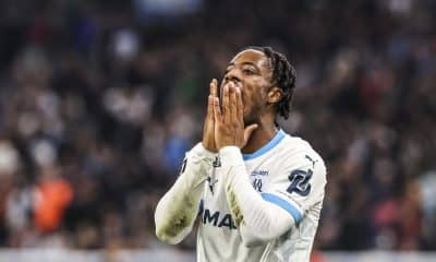 L'attaquant de l'OM Elye Wahi, déçu après une occasion manquée.