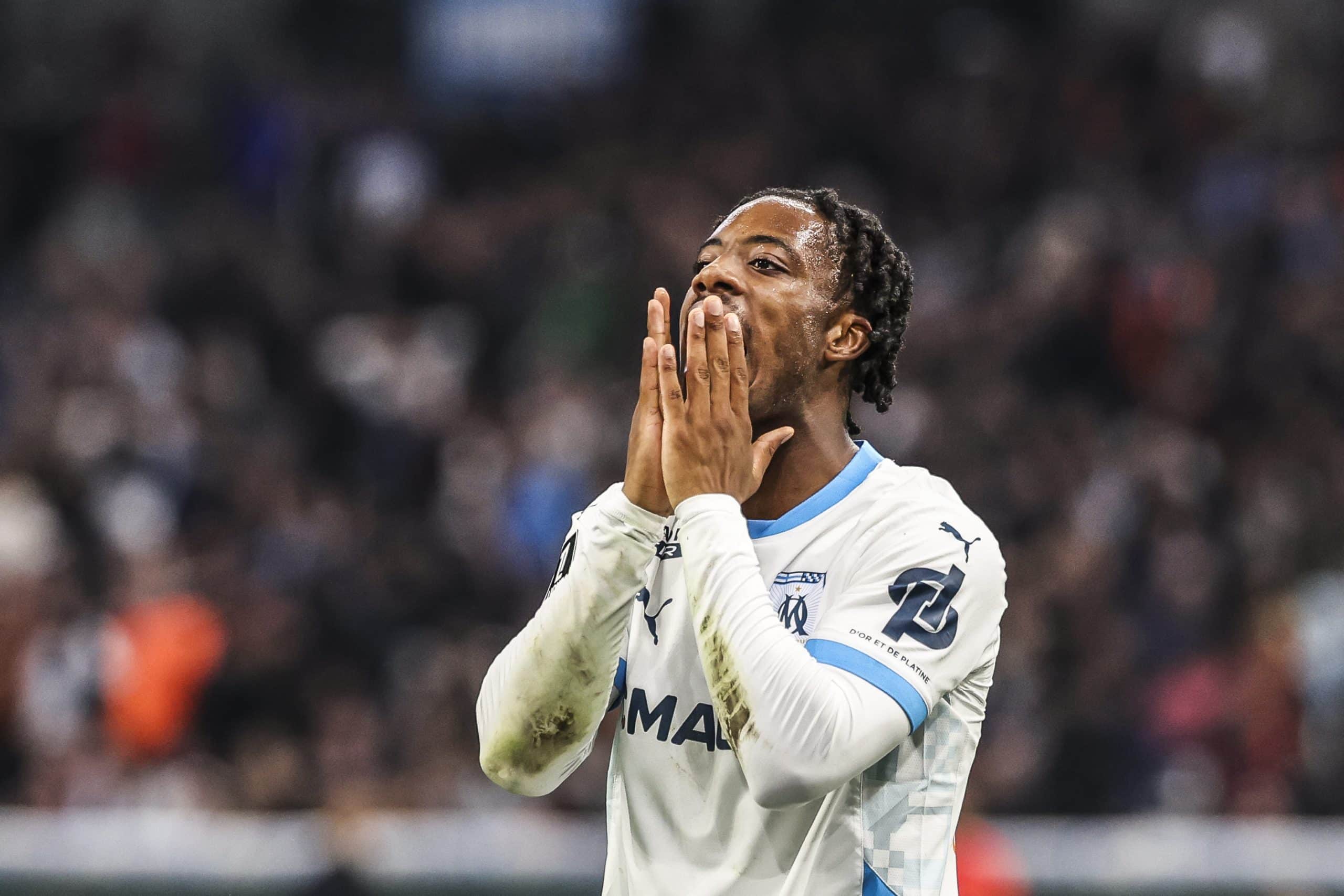 L'attaquant de l'OM Elye Wahi, déçu après une occasion manquée.