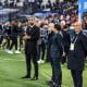 Le board de l'OM Mehdi Benatia, Frank McCourt et Pablo Longoria au bord du terrain au Vélodrome.