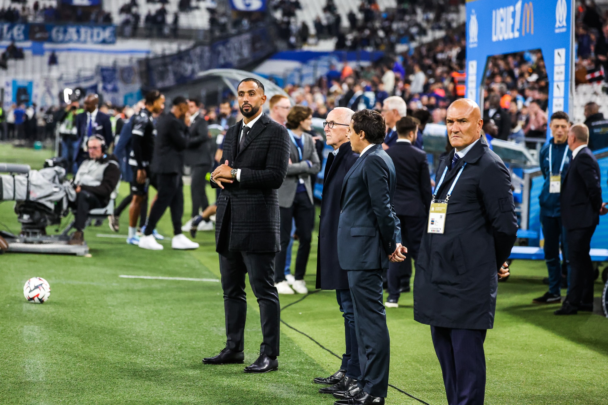 Le board de l'OM Mehdi Benatia, Frank McCourt et Pablo Longoria au bord du terrain au Vélodrome.