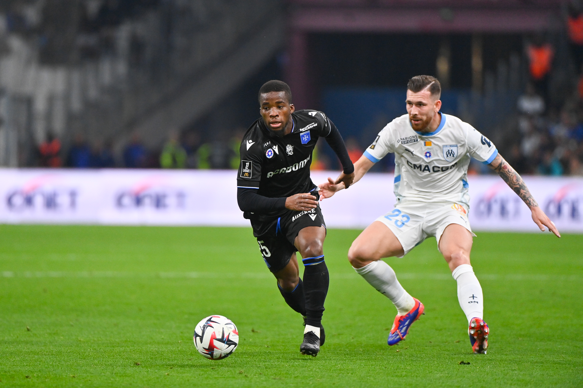 Hamed Junior Traoré devançant Pierre-Emile Hojbjerg lors d'OM-Auxerre la saison passée.