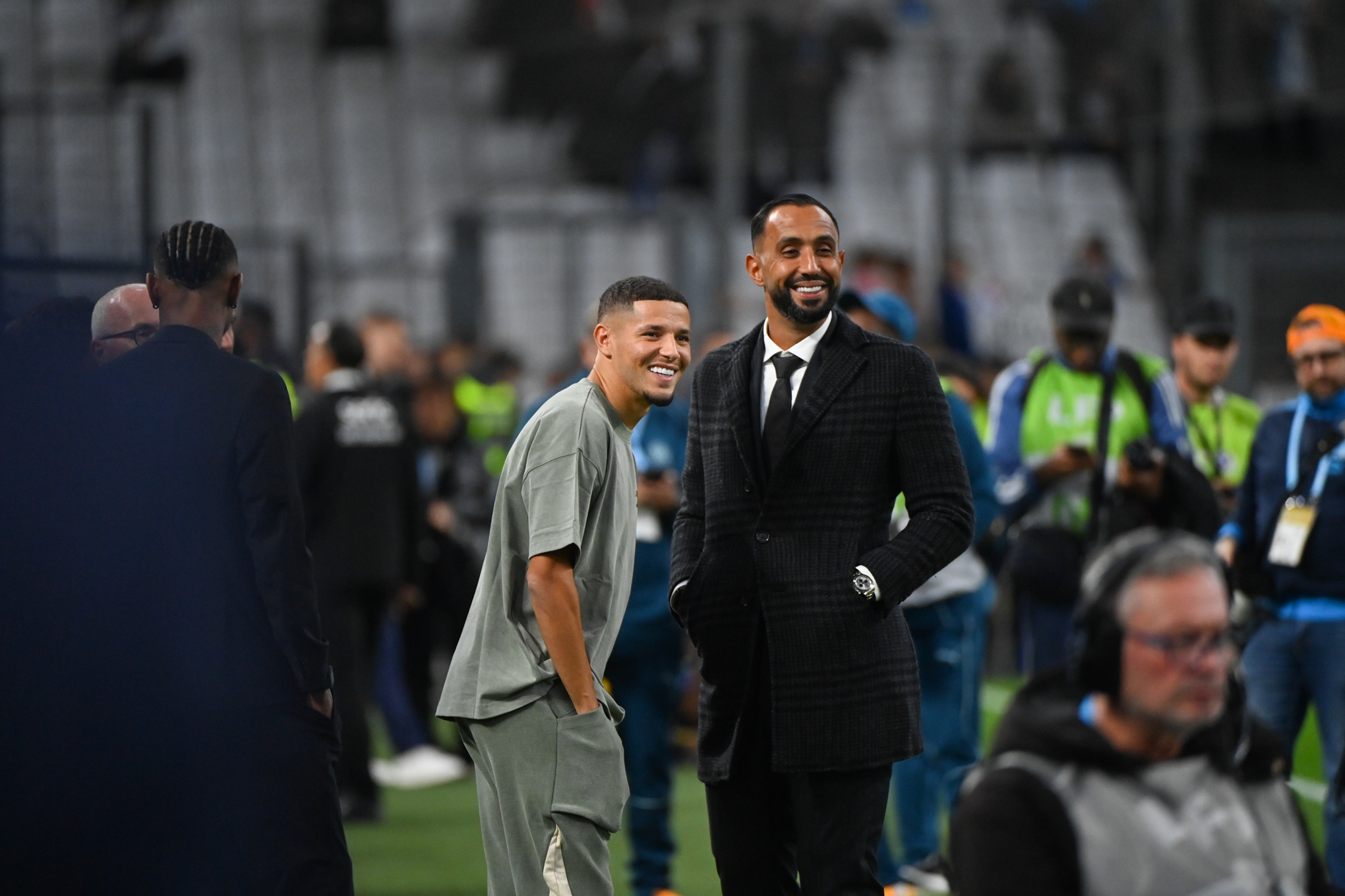 Amine Harit rigolant avec Medhi Benatia au bord du terrain, avant un match de l'OM au Vélodrome.