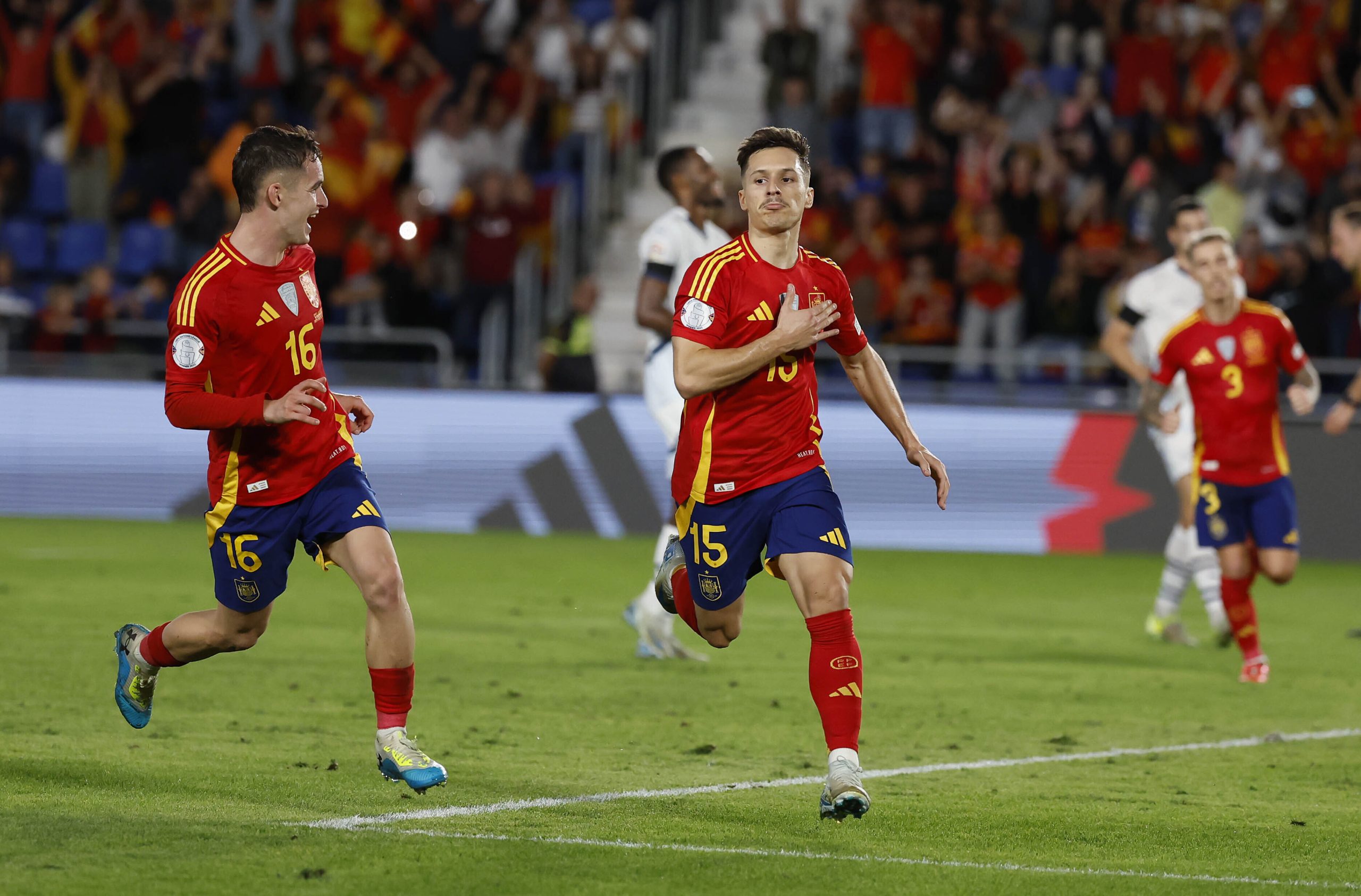 Bryan Zaragoza célébrant un but sous le maillot de la sélection espagnole.