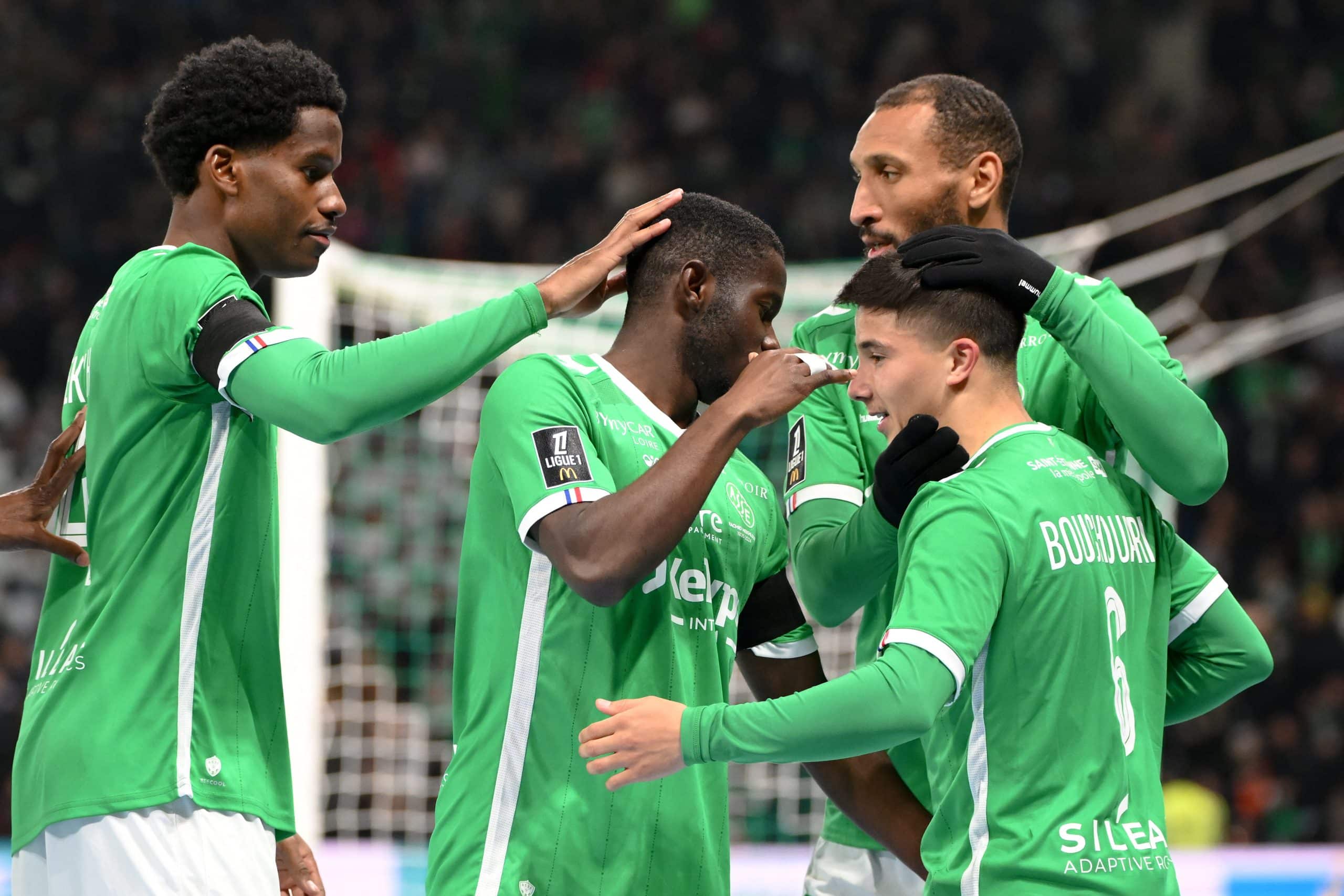 Benjamin Bouchouari aux côtés de ses coéquipiers de l'ASSE