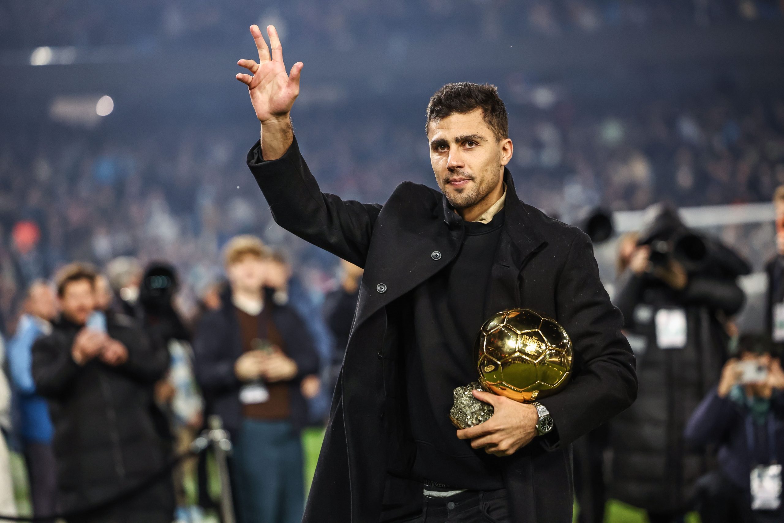 Un Ballon d'Or tenté par le Real Madrid, le FC Barcelone à nouveau en paix