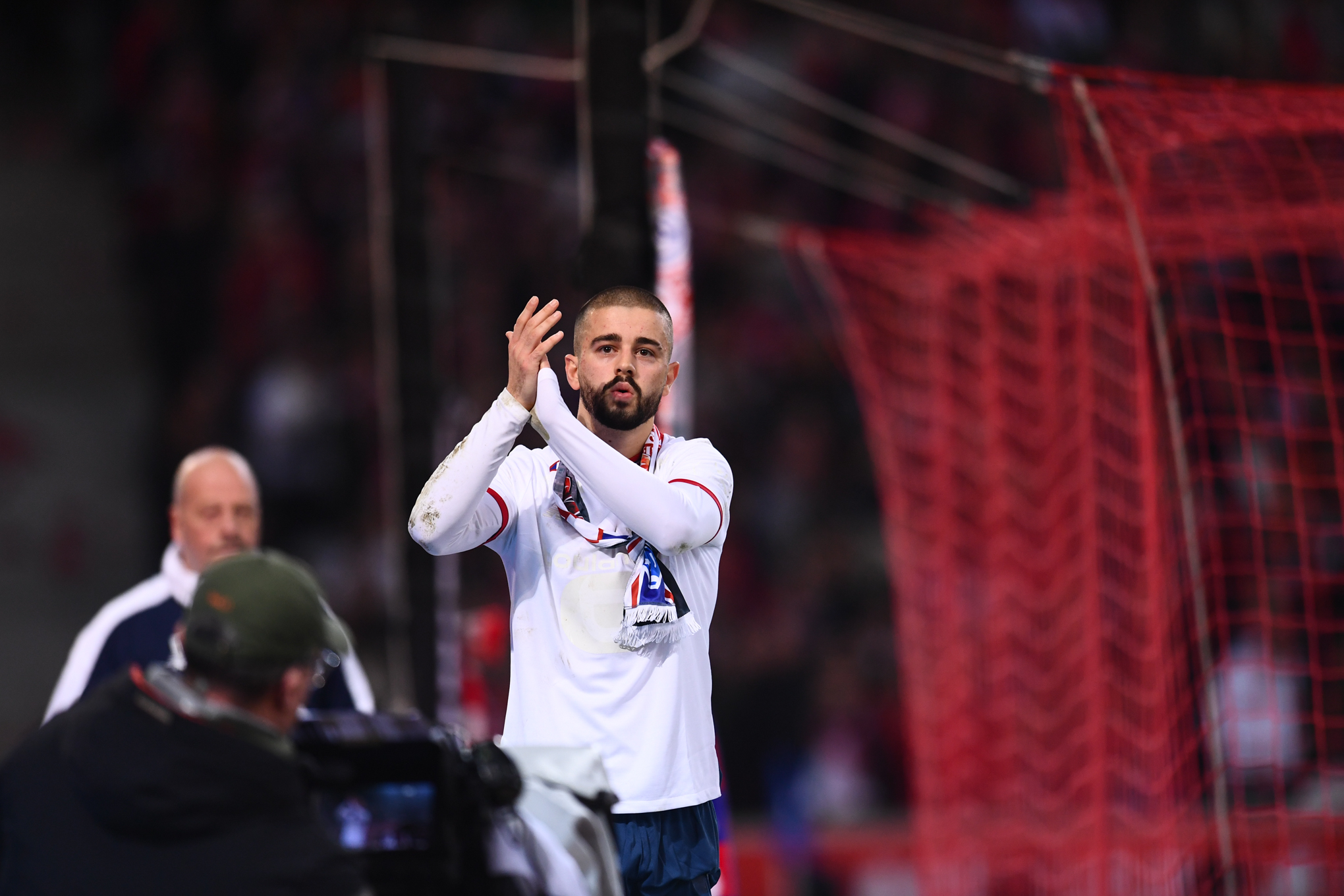 Edon Zhegrova applaudissant le public lillois après un match du LOSC.