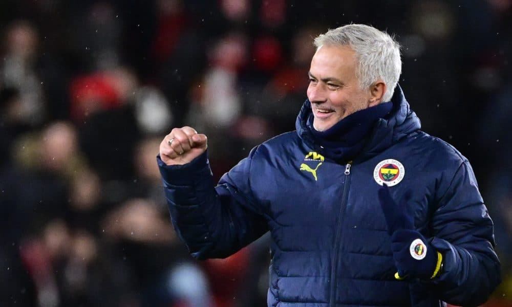 José Mourinho heureux après une victoire de Fenerbahçe.