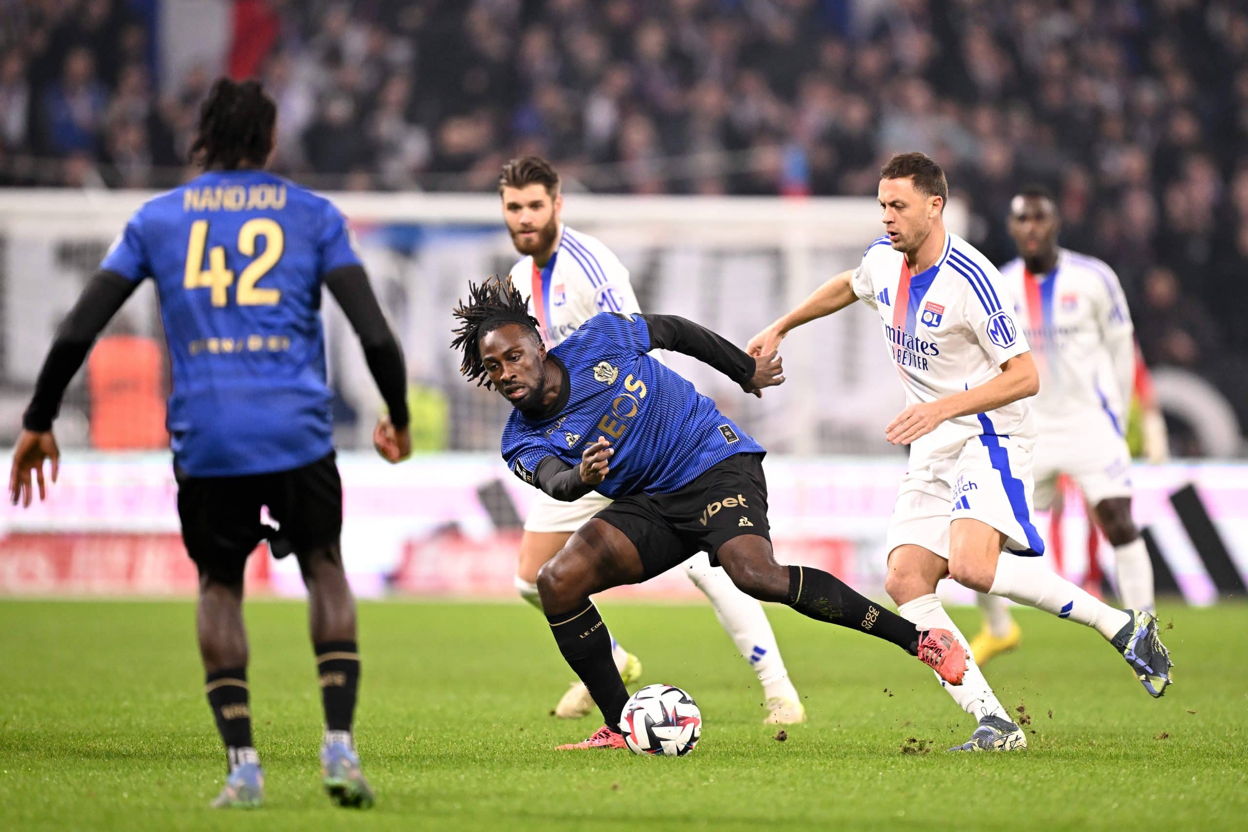 Evann Guessand au duel avec Nemanja Matic lors du match aller entre l'OL et l'OGC Nice